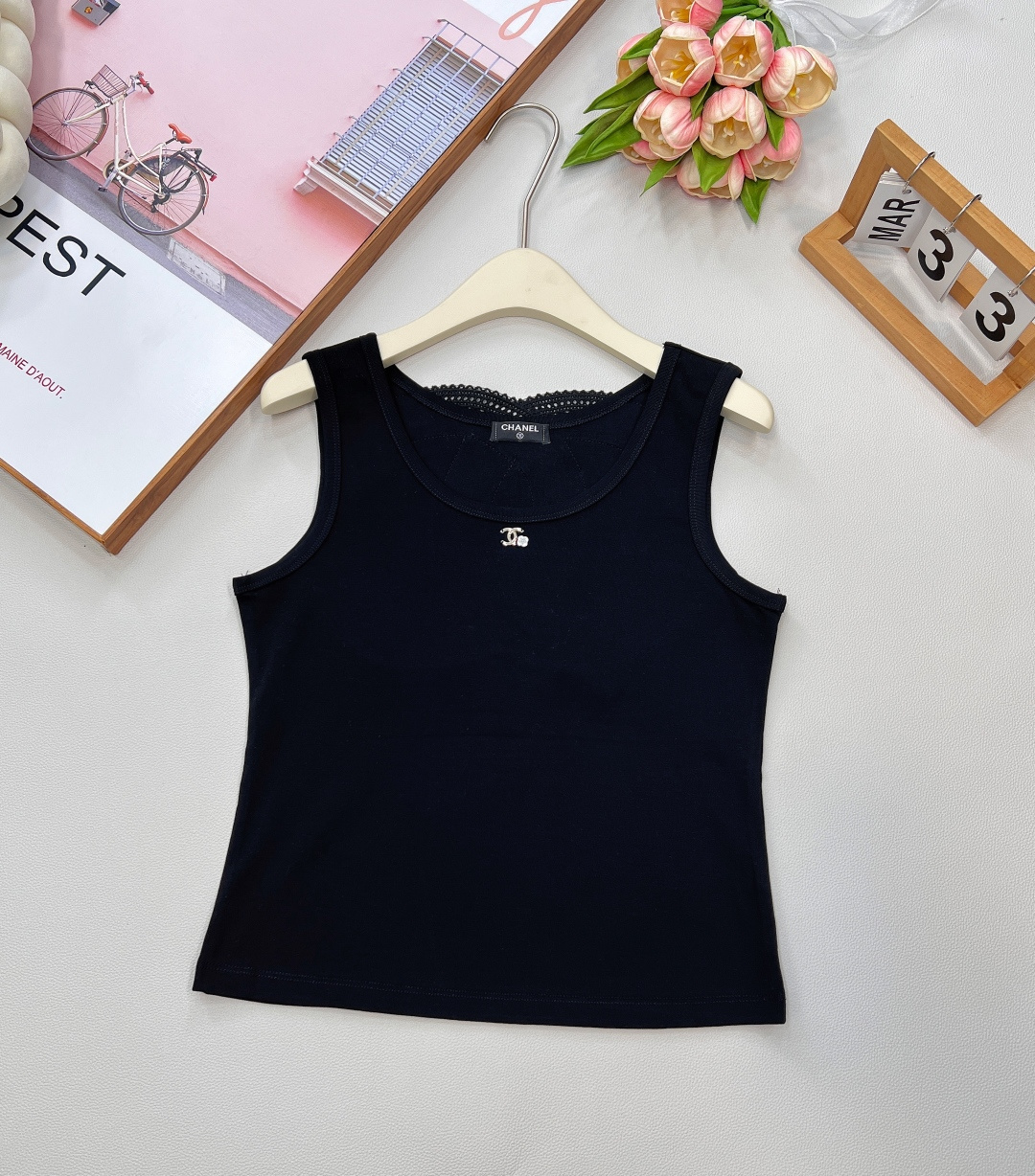 NO:436825,Chanel 25SS Spring and Summer New Holiday Series Hollow Vest Sling is simply the kingly product in the fashion circle. Classic black and white color scheme, with high-end filters, you can't go wrong no matter how you wear it~ The large LOGO hollow design on the back is superb, French romance and small fragrance are full of exquisiteness. The elastic fabric is comfortable to skin, slim short style + sleeveless style, outlines the graceful figure, and it is very exciting to wear inside and outside. It is a must-have for sweet and cool girls!  Whether it is a high-waisted pants to create long legs or a skirt to wear an elegant and relaxed feeling, you can easily grasp the fashionable atmosphere. It is even more amazing to wear it on vacation and take photos. It is a perfect sense of 'Chanel on Earth'. Whoever wears it falls in love with it. The two colors are complete with three standards. Size sml, chanel, chanel, skirts, alexander wang19860909Chanel 25SS春夏新款度假系列镂空背心吊带,简直是时尚圈的王炸单品 经典黑白配色,自带高级滤镜,怎么穿都不出错~后背大LOGO镂空设计超绝,法式浪漫与小香精致感拉满 弹力面料贴肤又舒适,修身短款+无袖造型,勾勒曼妙身材,内搭外穿都很炸,甜酷辣妹必备！不管是配高腰裤打造大长腿,还是搭裙装走优雅松弛感,都能轻松拿捏时髦氛围,穿去度假拍照更是出片到不行,妥妥的“人间香奈儿”既视感,谁穿谁爱上,两色出三标齐全 尺码sml 编,,chanel,chanel,skirts,alexander wang,Women's clothing