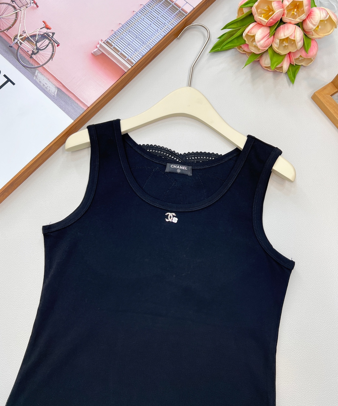 🆕Chanel 25SS春夏新款度假系列镂空背心吊带，简直是时尚圈的王炸单品💥 经典黑白配色，自带高级滤