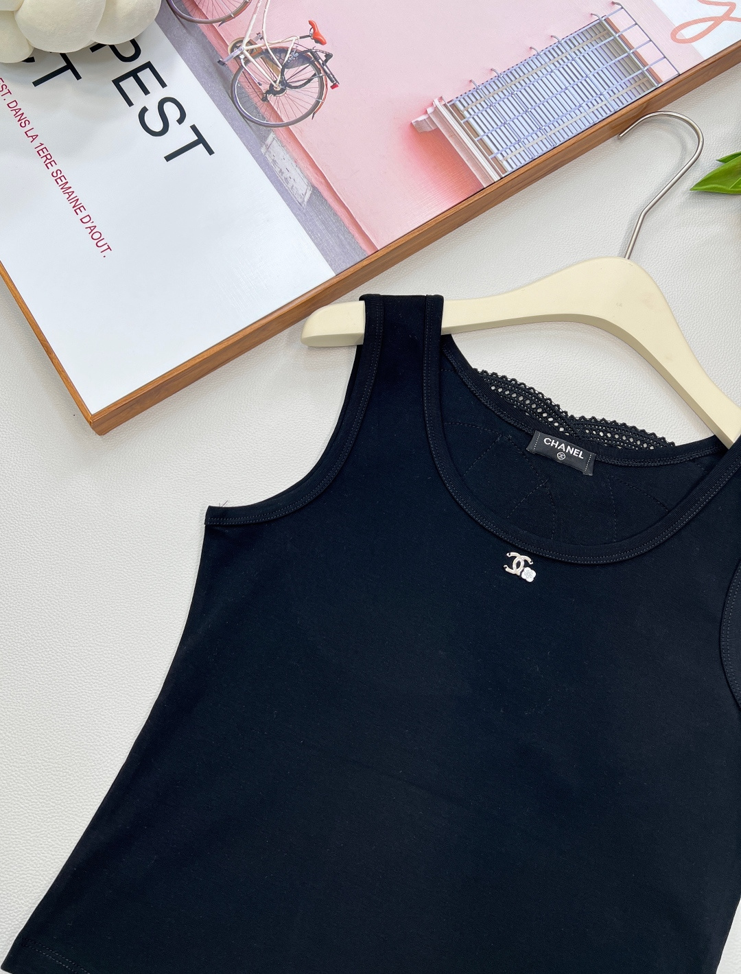 🆕Chanel 25SS春夏新款度假系列镂空背心吊带，简直是时尚圈的王炸单品💥 经典黑白配色，自带高级滤