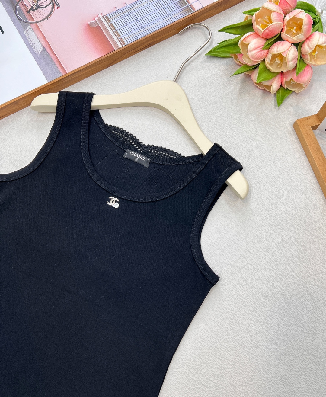 🆕Chanel 25SS春夏新款度假系列镂空背心吊带，简直是时尚圈的王炸单品💥 经典黑白配色，自带高级滤