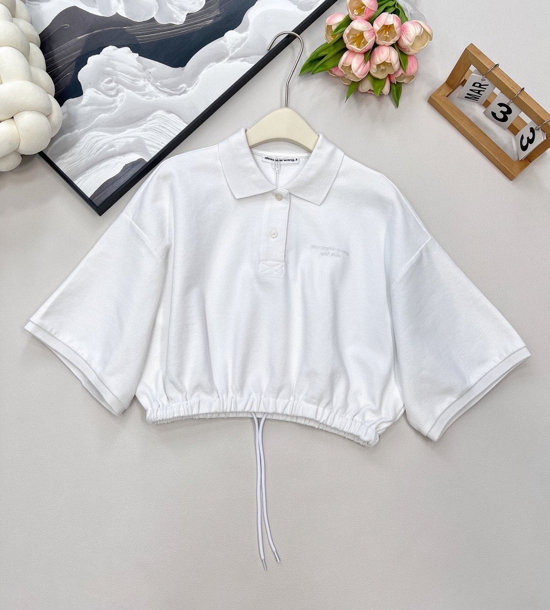 NO:436828,Alexander Wang 25Ss Spring and Summer King Bombing Set is coming!  Embroidered letters short drawstring lapel T-shirt + casual pants skirt, exclusive yb developed high-end version. Customized worsted cotton fabric, delicate and crisp texture, breathable and comfortable to match spring and summer. The three-dimensional tailoring is superb. The lapel design adds a neat and exquisite feeling. The short drawstring T-shirt can be salty and sweet, adjusts the casual slackness; the trouser skirt style hides flesh and is fashionable, and it brings a girl's age-reducing campus feeling when walking. The whole body is exquisitely embroidered letters, and the details are full of details to highlight the brand style. A set of upper body instantly grasps the coolness and youthfulness of the street. You can wear it on daily streets and campus commuting, easily becoming the most fashionable spirit among the crowd. Trendy girls must enter, close their eyes and lock this set of dressing formulas!  Recommend a set!  Single, three colors, three standards, large-scale products, size sml top braid, skirts, tees, t-shirt, alexander wang19860909Alexander Wang 25Ss春夏王炸套装来袭！刺绣字母短款抽绳翻领T恤+休闲裤裙,独家yb开发高定版 定制精纺纯棉面料,质感细腻又挺括,透气舒适适配春夏 立体剪裁超绝,翻领设计增添利落精致感,短款抽绳T恤可盐可甜,调节随性松弛度；裤裙版型藏肉又时髦,行走间自带少女减龄校园感 全身精致刺绣字母,细节拉满彰显品牌格调,一套上身瞬间拿捏街头酷飒与青春俏皮,日常出街、校园通勤都能穿,轻松成为人群中最会穿的时髦精 潮流女孩必入,闭眼锁死这组穿搭公式！推荐一套入！单出,三色出,三标齐全,大货出 尺码sml 上衣编,,skirts,tees，t-shirt,alexander wang,Women's clothing