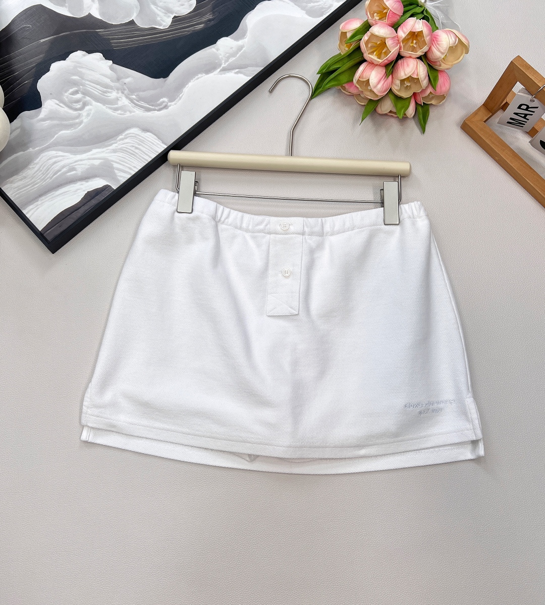 NO:436831,Alexander Wang 25Ss Spring and Summer King Bombing Set is coming!  Embroidered letters short drawstring lapel T-shirt + casual pants skirt, exclusive yb developed high-end version. Customized worsted cotton fabric, delicate and crisp texture, breathable and comfortable to match spring and summer. The three-dimensional tailoring is superb. The lapel design adds a neat and exquisite feeling. The short drawstring T-shirt can be salty and sweet, adjusts the casual slackness; the trouser skirt style hides flesh and is fashionable, and it brings a girl's age-reducing campus feeling when walking. The whole body is exquisitely embroidered letters, and the details are full of details to highlight the brand style. A set of upper body instantly grasps the coolness and youthfulness of the street. You can wear it on daily streets and campus commuting, easily becoming the most fashionable spirit among the crowd. Trendy girls must enter, close their eyes and lock this set of dressing formulas!  Recommend a set!  Single, three colors, three standards, large-scale size sml skirt braid, skirts, tees, t-shirt, alexander wang19860909Alexander Wang 25Ss春夏王炸套装来袭！刺绣字母短款抽绳翻领T恤+休闲裤裙,独家yb开发高定版 定制精纺纯棉面料,质感细腻又挺括,透气舒适适配春夏 立体剪裁超绝,翻领设计增添利落精致感,短款抽绳T恤可盐可甜,调节随性松弛度；裤裙版型藏肉又时髦,行走间自带少女减龄校园感 全身精致刺绣字母,细节拉满彰显品牌格调,一套上身瞬间拿捏街头酷飒与青春俏皮,日常出街、校园通勤都能穿,轻松成为人群中最会穿的时髦精 潮流女孩必入,闭眼锁死这组穿搭公式！推荐一套入！单出,三色出,三标齐全,大货出 尺码sml 半裙编,,skirts,tees，t-shirt,alexander wang,Women's clothing