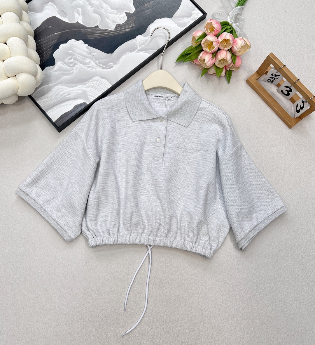 NO:436837,Alexander Wang 25Ss Spring and Summer King Bombing Set is coming!  Embroidered letters short drawstring lapel T-shirt + casual pants skirt, exclusive yb developed high-end version. Customized worsted cotton fabric, delicate and crisp texture, breathable and comfortable to match spring and summer. The three-dimensional tailoring is superb. The lapel design adds a neat and exquisite feeling. The short drawstring T-shirt can be salty and sweet, adjusts the casual slackness; the trouser skirt style hides flesh and is fashionable, and it brings a girl's age-reducing campus feeling when walking. The whole body is exquisitely embroidered letters, and the details are full of details to highlight the brand style. A set of upper body instantly grasps the coolness and youthfulness of the street. You can wear it on daily streets and campus commuting, easily becoming the most fashionable spirit among the crowd. Trendy girls must enter, close their eyes and lock this set of dressing formulas!  Recommend a set!  Single, three colors, three standards, large-scale products, size sml top braid, skirts, tees, t-shirt, alexander wang19860909Alexander Wang 25Ss春夏王炸套装来袭！刺绣字母短款抽绳翻领T恤+休闲裤裙,独家yb开发高定版 定制精纺纯棉面料,质感细腻又挺括,透气舒适适配春夏 立体剪裁超绝,翻领设计增添利落精致感,短款抽绳T恤可盐可甜,调节随性松弛度；裤裙版型藏肉又时髦,行走间自带少女减龄校园感 全身精致刺绣字母,细节拉满彰显品牌格调,一套上身瞬间拿捏街头酷飒与青春俏皮,日常出街、校园通勤都能穿,轻松成为人群中最会穿的时髦精 潮流女孩必入,闭眼锁死这组穿搭公式！推荐一套入！单出,三色出,三标齐全,大货出 尺码sml 上衣编,,skirts,tees，t-shirt,alexander wang,Women's clothing