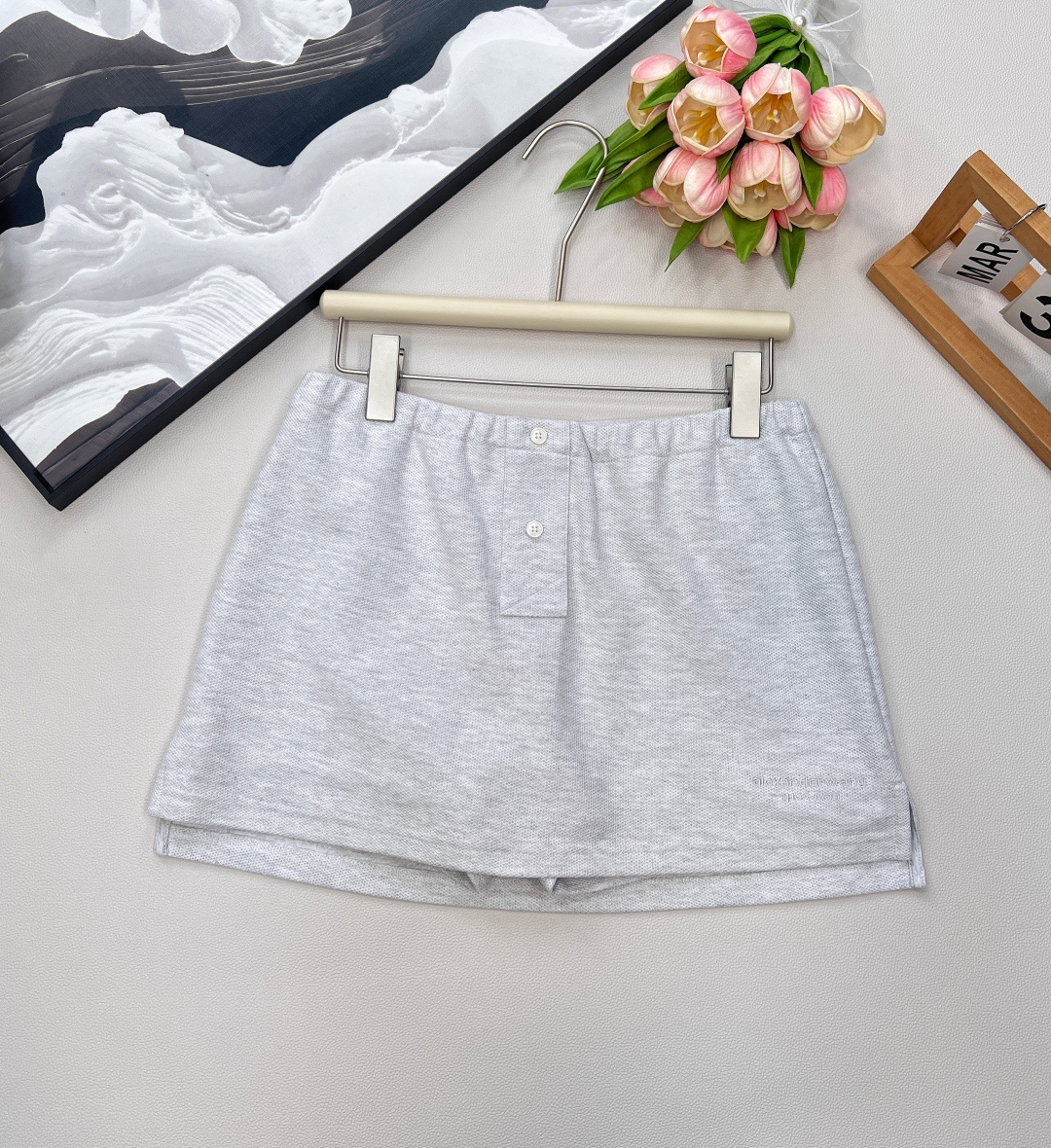 NO:436843,Alexander Wang 25Ss Spring and Summer King Bombing Set is coming!  Embroidered letters short drawstring lapel T-shirt + casual pants skirt, exclusive yb developed high-end version. Customized worsted cotton fabric, delicate and crisp texture, breathable and comfortable to match spring and summer. The three-dimensional tailoring is superb. The lapel design adds a neat and exquisite feeling. The short drawstring T-shirt can be salty and sweet, adjusts the casual slackness; the trouser skirt style hides flesh and is fashionable, and it brings a girl's age-reducing campus feeling when walking. The whole body is exquisitely embroidered letters, and the details are full of details to highlight the brand style. A set of upper body instantly grasps the coolness and youthfulness of the street. You can wear it on daily streets and campus commuting, easily becoming the most fashionable spirit among the crowd. Trendy girls must enter, close their eyes and lock this set of dressing formulas!  Recommend a set!  Single, three colors, three standards, large-scale size sml skirt braid, skirts, tees, t-shirt, alexander wang19860909Alexander Wang 25Ss春夏王炸套装来袭！刺绣字母短款抽绳翻领T恤+休闲裤裙,独家yb开发高定版 定制精纺纯棉面料,质感细腻又挺括,透气舒适适配春夏 立体剪裁超绝,翻领设计增添利落精致感,短款抽绳T恤可盐可甜,调节随性松弛度；裤裙版型藏肉又时髦,行走间自带少女减龄校园感 全身精致刺绣字母,细节拉满彰显品牌格调,一套上身瞬间拿捏街头酷飒与青春俏皮,日常出街、校园通勤都能穿,轻松成为人群中最会穿的时髦精 潮流女孩必入,闭眼锁死这组穿搭公式！推荐一套入！单出,三色出,三标齐全,大货出 尺码sml 半裙编,,skirts,tees，t-shirt,alexander wang,Women's clothing