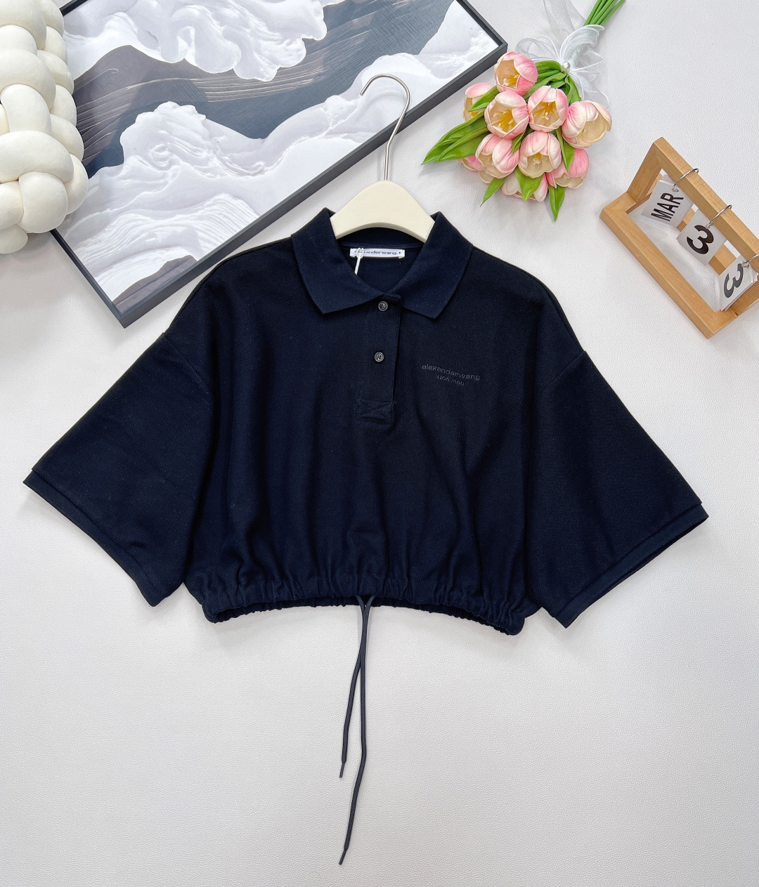 NO:436846,Alexander Wang 25Ss Spring and Summer King Bombing Set is coming!  Embroidered letters short drawstring lapel T-shirt + casual pants skirt, exclusive yb developed high-end version. Customized worsted cotton fabric, delicate and crisp texture, breathable and comfortable to match spring and summer. The three-dimensional tailoring is superb. The lapel design adds a neat and exquisite feeling. The short drawstring T-shirt can be salty and sweet, adjusts the casual slackness; the trouser skirt style hides flesh and is fashionable, and it brings a girl's age-reducing campus feeling when walking. The whole body is exquisitely embroidered letters, and the details are full of details to highlight the brand style. A set of upper body instantly grasps the coolness and youthfulness of the street. You can wear it on daily streets and campus commuting, easily becoming the most fashionable spirit among the crowd. Trendy girls must enter, close their eyes and lock this set of dressing formulas!  Recommend a set!  Single, three colors, three standards, large-scale sizes, sml on, skirts, tees, t-shirt, alexander wang19860909Alexander Wang 25Ss春夏王炸套装来袭！刺绣字母短款抽绳翻领T恤+休闲裤裙,独家yb开发高定版 定制精纺纯棉面料,质感细腻又挺括,透气舒适适配春夏 立体剪裁超绝,翻领设计增添利落精致感,短款抽绳T恤可盐可甜,调节随性松弛度；裤裙版型藏肉又时髦,行走间自带少女减龄校园感 全身精致刺绣字母,细节拉满彰显品牌格调,一套上身瞬间拿捏街头酷飒与青春俏皮,日常出街、校园通勤都能穿,轻松成为人群中最会穿的时髦精 潮流女孩必入,闭眼锁死这组穿搭公式！推荐一套入！单出,三色出,三标齐全,大货出 尺码sml 上,,skirts,tees，t-shirt,alexander wang,Women's clothing