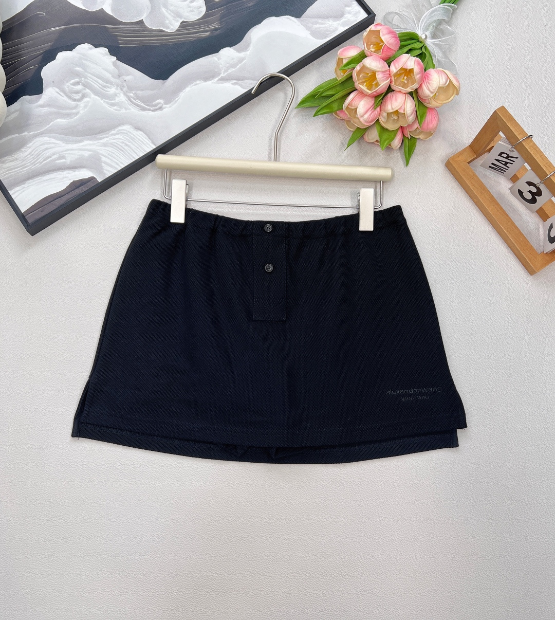 NO:436849,Alexander Wang 25Ss Spring and Summer King Bombing Set is coming!  Embroidered letters short drawstring lapel T-shirt + casual pants skirt, exclusive yb developed high-end version. Customized worsted cotton fabric, delicate and crisp texture, breathable and comfortable to match spring and summer. The three-dimensional tailoring is superb. The lapel design adds a neat and exquisite feeling. The short drawstring T-shirt can be salty and sweet, adjusts the casual slackness; the trouser skirt style hides flesh and is fashionable, and it brings a girl's age-reducing campus feeling when walking. The whole body is exquisitely embroidered letters, and the details are full of details to highlight the brand style. A set of upper body instantly grasps the coolness and youthfulness of the street. You can wear it on daily streets and campus commuting, easily becoming the most fashionable spirit among the crowd. Trendy girls must enter, close their eyes and lock this set of dressing formulas!  Recommend a set!  Single, three colors, three standards, large-scale size sml skirt braid, skirts, tees, t-shirt, alexander wang19860909Alexander Wang 25Ss春夏王炸套装来袭！刺绣字母短款抽绳翻领T恤+休闲裤裙,独家yb开发高定版 定制精纺纯棉面料,质感细腻又挺括,透气舒适适配春夏 立体剪裁超绝,翻领设计增添利落精致感,短款抽绳T恤可盐可甜,调节随性松弛度；裤裙版型藏肉又时髦,行走间自带少女减龄校园感 全身精致刺绣字母,细节拉满彰显品牌格调,一套上身瞬间拿捏街头酷飒与青春俏皮,日常出街、校园通勤都能穿,轻松成为人群中最会穿的时髦精 潮流女孩必入,闭眼锁死这组穿搭公式！推荐一套入！单出,三色出,三标齐全,大货出 尺码sml 半裙编,,skirts,tees，t-shirt,alexander wang,Women's clothing