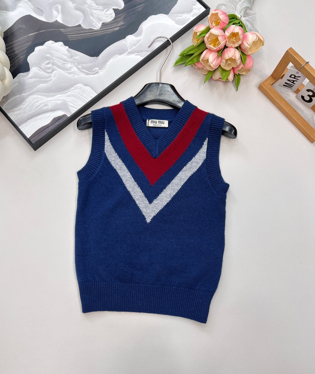 🆕Miumiu新款V领学院针织背心，定制YB羊毛纱线织造 细腻柔软 弹力十足 针织背心剪裁 螺纹包边精致
