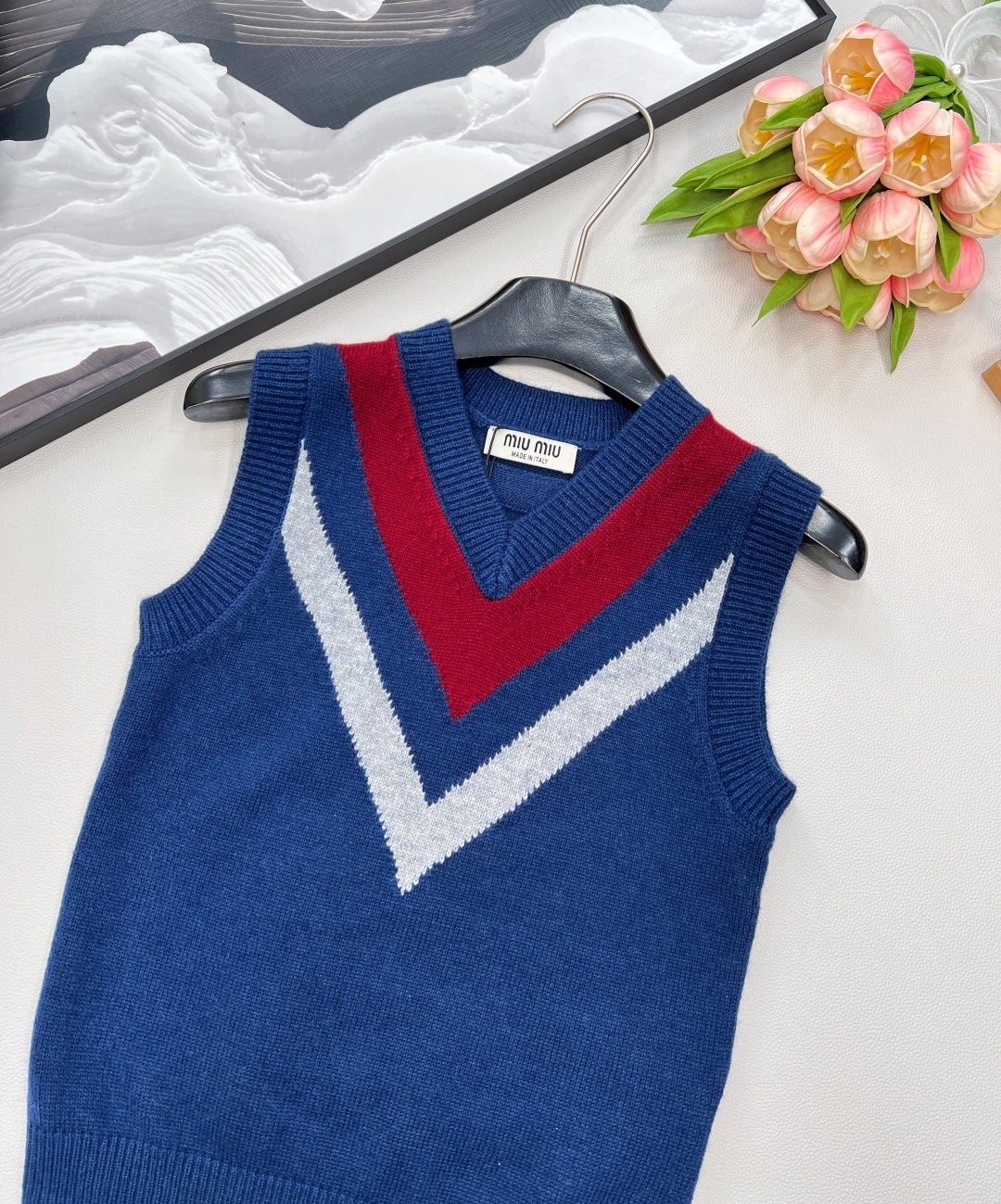 🆕Miumiu新款V领学院针织背心,定制YB羊毛纱线织造 细腻柔软 弹力十足 针织背心剪裁 螺纹包边精致