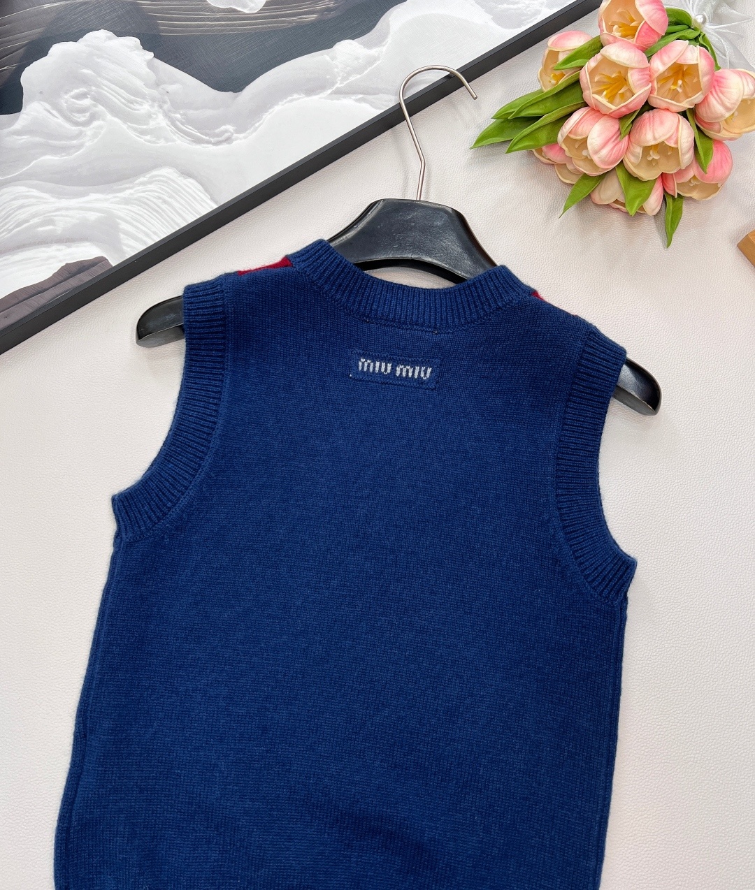 🆕Miumiu新款V领学院针织背心,定制YB羊毛纱线织造 细腻柔软 弹力十足 针织背心剪裁 螺纹包边精致
