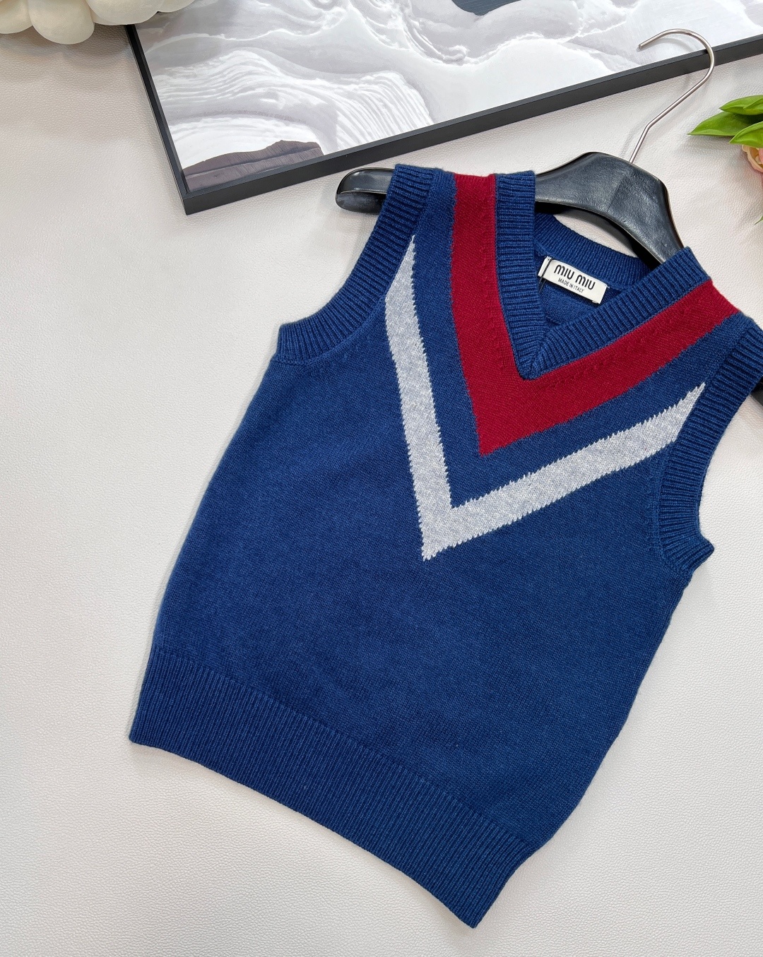🆕Miumiu新款V领学院针织背心,定制YB羊毛纱线织造 细腻柔软 弹力十足 针织背心剪裁 螺纹包边精致
