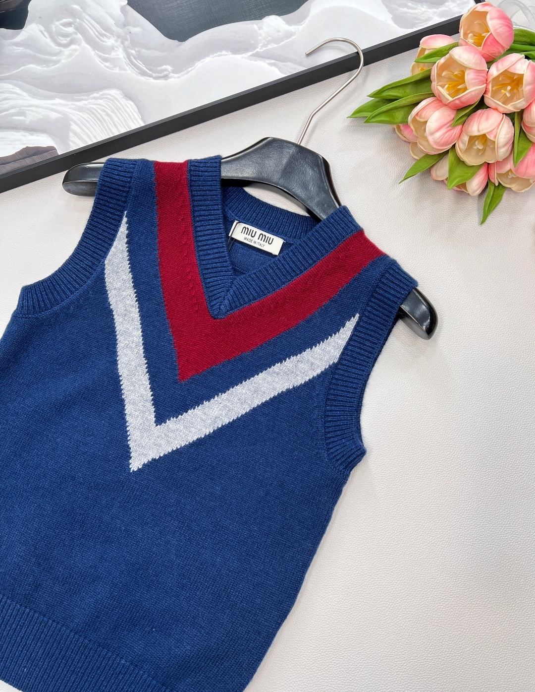 🆕Miumiu新款V领学院针织背心,定制YB羊毛纱线织造 细腻柔软 弹力十足 针织背心剪裁 螺纹包边精致