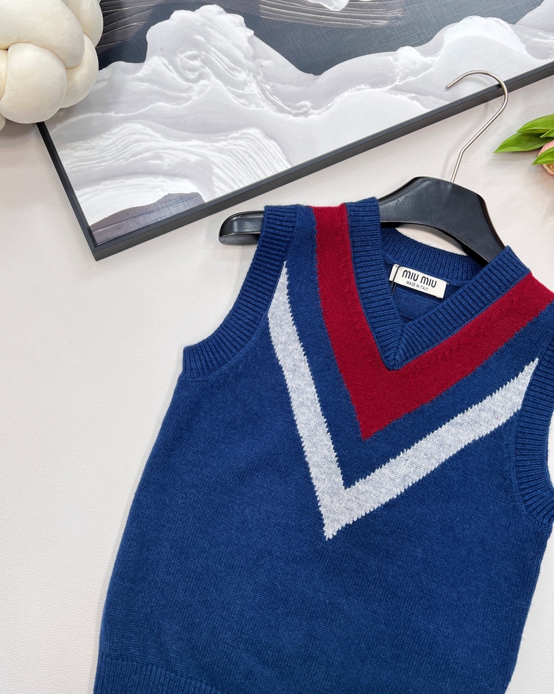 🆕Miumiu新款V领学院针织背心,定制YB羊毛纱线织造 细腻柔软 弹力十足 针织背心剪裁 螺纹包边精致