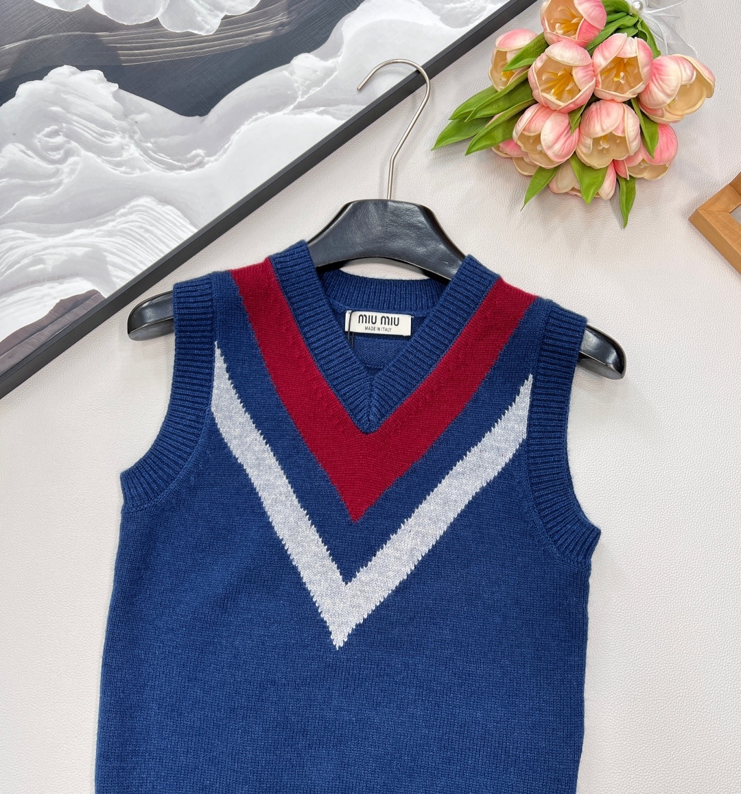 🆕Miumiu新款V领学院针织背心,定制YB羊毛纱线织造 细腻柔软 弹力十足 针织背心剪裁 螺纹包边精致