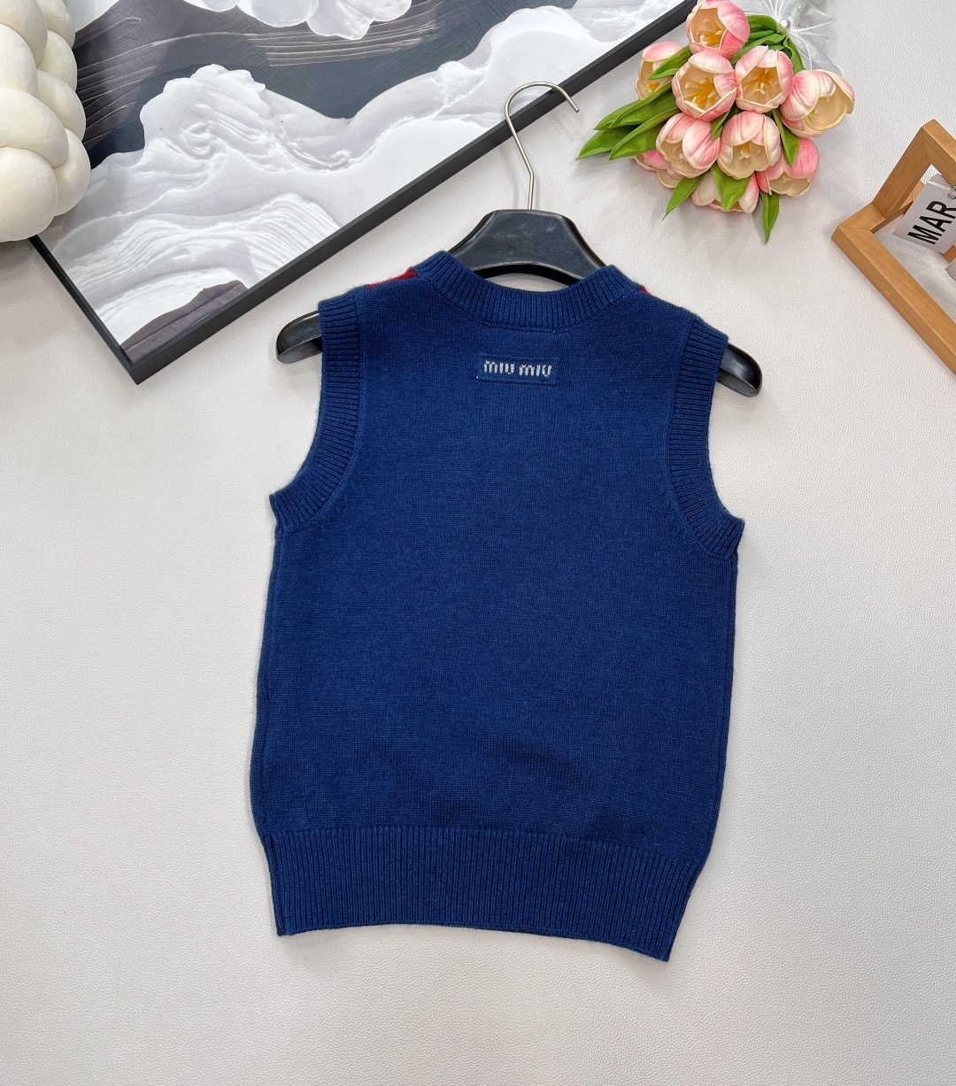 🆕Miumiu新款V领学院针织背心,定制YB羊毛纱线织造 细腻柔软 弹力十足 针织背心剪裁 螺纹包边精致