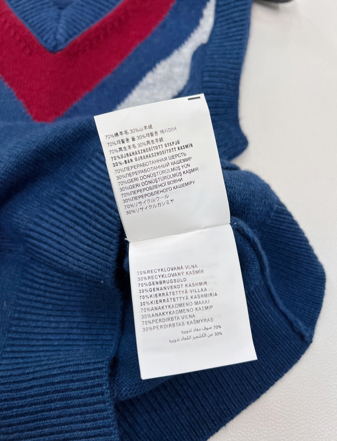 🆕Miumiu新款V领学院针织背心,定制YB羊毛纱线织造 细腻柔软 弹力十足 针织背心剪裁 螺纹包边精致