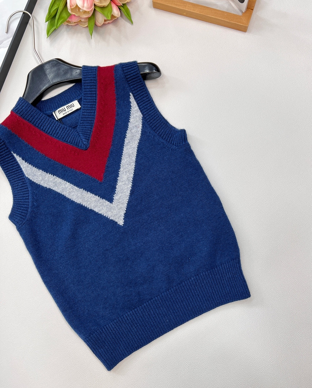 🆕Miumiu新款V领学院针织背心,定制YB羊毛纱线织造 细腻柔软 弹力十足 针织背心剪裁 螺纹包边精致