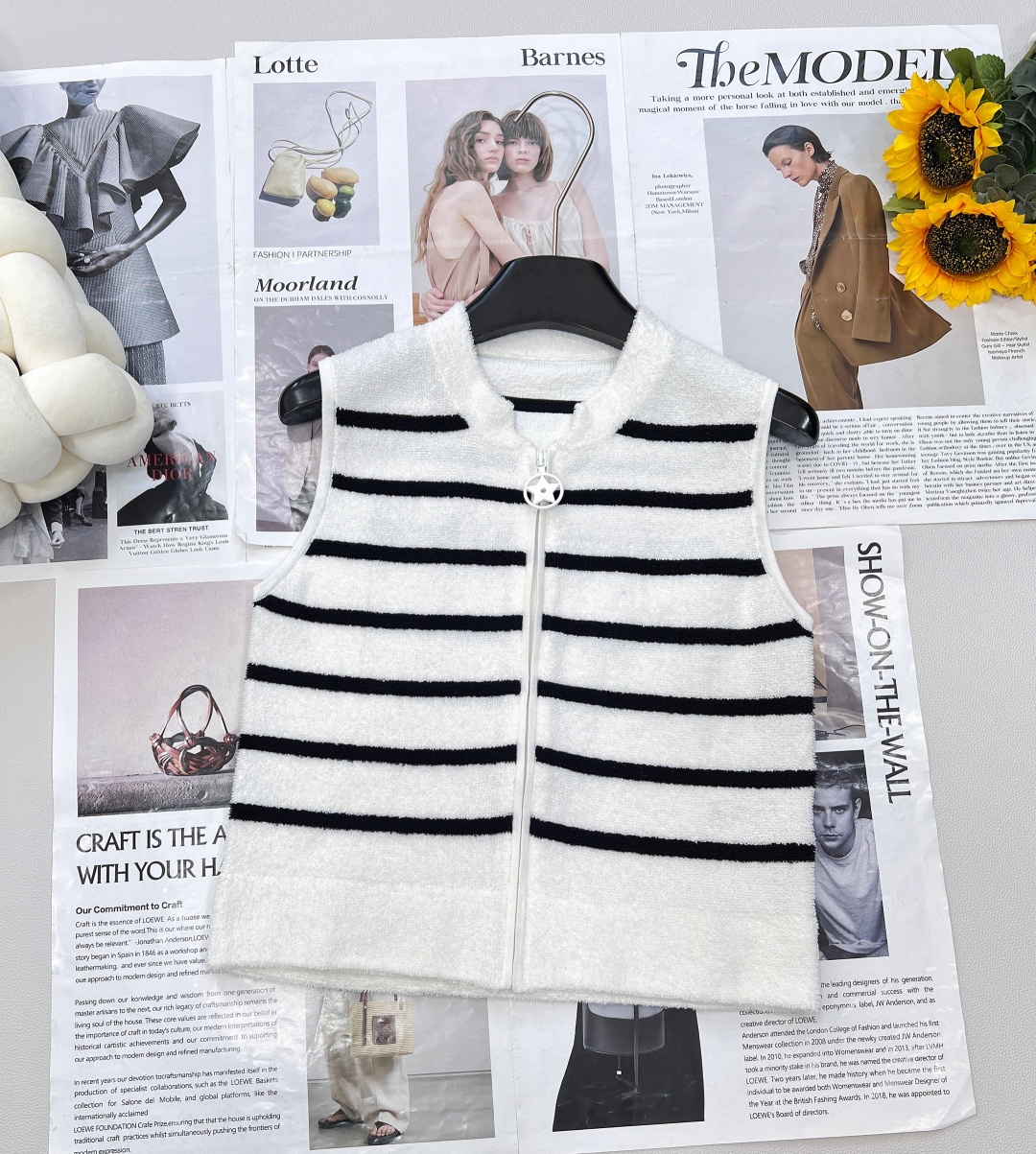 NO:436835,DIOR 2025 Summer limited knitted vest shorts set. The perfect fusion of elegance and slackness When classic stripes meet Dior's ingenuity, the new slack wool knitted set is on the spot. The customized BY fluffy slack wool, like a cloud lightly covering the skin, soft and breathable, adapted to the summer slightly drunk atmosphere, and has a lazy and relaxing feeling when walking. Classic black and white stripes, simple and unhidden high-end, sleeveless vest + shorts combination, neat cut out neat lines, zipper and drawstring details, allowing fashion and practical wear to go in both directions. Single wear is the focus of eye-catching, layering can also light up the layers, adapt to various scenes such as vacation and going out, easily grasp the relaxed aesthetics, and wearing it is the spokesperson of Dior's elegant style. DIOR 2025  Summer wool knitted suit, reshaping the style with classic reshaping, defining slack with texture, waiting for you to unlock your own fashionable password, a set of recommendations!  Single, complete three-standard large-scale products, size sml vest wool, dior, dior, shorts, alexander wang19860909DIOR 2025 夏季限定针织马甲短裤套装 .优雅与松弛感的完美融合 当经典条纹邂逅迪奥匠心,全新圈圈毛针织套装重磅登场 定制的BY蓬松圈圈毛,如云朵轻覆肌肤,柔软透气,适配夏日微醺氛围,行走间自带慵懒松弛感. 经典黑白条纹,简约又藏不住的高级,无袖马甲+短裤组合,利落裁剪勾勒利落线条,拉链与抽绳细节,让时髦与实穿双向奔赴. 单穿是吸睛焦点,叠穿亦能点亮层次,适配度假、出街等多元场景,轻松拿捏松弛美学,穿上即是迪奥式优雅代言人. DIOR 2025 夏季圈圈毛针织套装,以经典重塑风格,用质感定义松弛,等你来解锁属于自己的时髦密码  ,一套推荐！单出,三标齐全大货出 尺码sml 马甲编,,dior,dior,shorts,alexander wang,Women's clothing