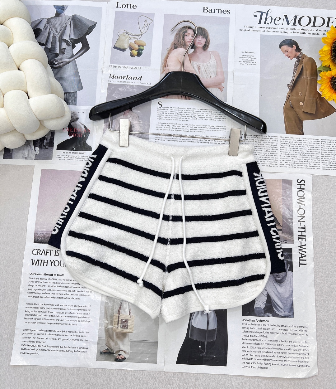 NO:436841,DIOR 2025 Summer limited knitted vest shorts set. The perfect fusion of elegance and slackness When classic stripes meet Dior's ingenuity, the new slack wool knitted set is on the spot. The customized BY fluffy slack wool, like a cloud lightly covering the skin, soft and breathable, adapted to the summer slightly drunk atmosphere, and has a lazy and relaxing feeling when walking. Classic black and white stripes, simple and unhidden high-end, sleeveless vest + shorts combination, neat cut out neat lines, zipper and drawstring details, allowing fashion and practical wear to go in both directions. Single wear is the focus of eye-catching, layering can also light up the layers, adapt to various scenes such as vacation and going out, easily grasp the relaxed aesthetics, and wearing it is the spokesperson of Dior's elegant style. DIOR 2025  Summer wool knitted suit, reshaping the style with classic reshaping, defining slack with texture, waiting for you to unlock your own fashionable password, a set of recommendations!  Single, complete three-standard large-scale products, size sml shorts, dior, dior, shorts, alexander wang19860909DIOR 2025 夏季限定针织马甲短裤套装 .优雅与松弛感的完美融合 当经典条纹邂逅迪奥匠心,全新圈圈毛针织套装重磅登场 定制的BY蓬松圈圈毛,如云朵轻覆肌肤,柔软透气,适配夏日微醺氛围,行走间自带慵懒松弛感. 经典黑白条纹,简约又藏不住的高级,无袖马甲+短裤组合,利落裁剪勾勒利落线条,拉链与抽绳细节,让时髦与实穿双向奔赴. 单穿是吸睛焦点,叠穿亦能点亮层次,适配度假、出街等多元场景,轻松拿捏松弛美学,穿上即是迪奥式优雅代言人. DIOR 2025 夏季圈圈毛针织套装,以经典重塑风格,用质感定义松弛,等你来解锁属于自己的时髦密码  ,一套推荐！单出,三标齐全大货出 尺码sml 短裤编,,dior,dior,shorts,alexander wang,Women's clothing