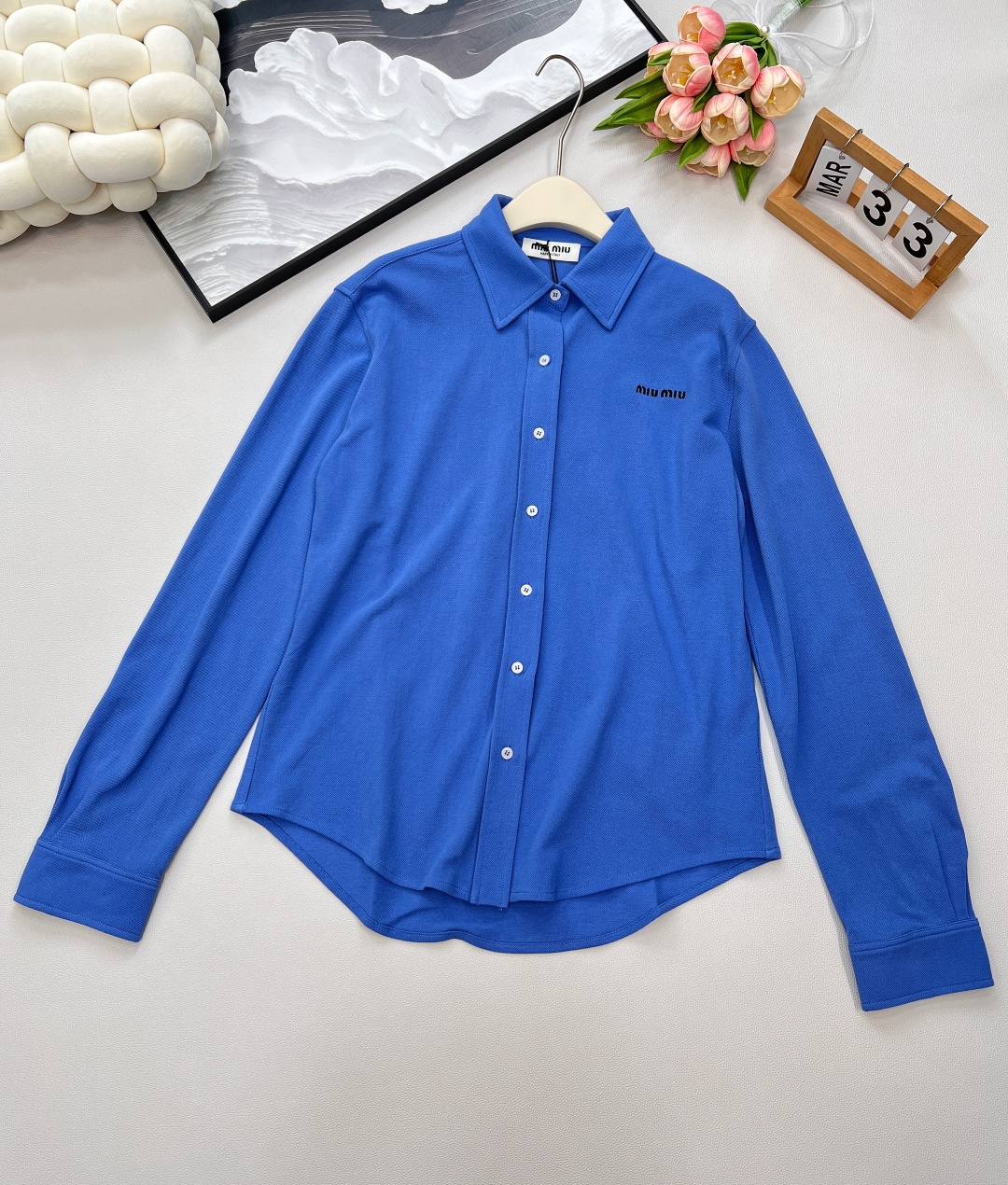 NO:436844,MIU MIU new letter embroidery beaded floor long-sleeved shirt, selected 250 grams of pure cotton 40 double beaded combed cotton, soft and skin-friendly, clear patterns, breathable and not stuffy, giving skin comfort experience. Crafts chest letter small label embroidery, fixed dye 75D imported embroidery thread, TAJIMA fully automatic embroidery machine 10-needle high density, full and exquisite, without needles, details show quality. Design classic lapel balance formal and casual, two shell buttons on the neckline + flat machine textile thread, simple and neat; the style is inclusive, hiding flesh makes it look slimming, daily, commuting, and layering, easy to grasp the Miu-style academy style and fashionable feeling, allowing you to have a delicate aura in different scenes, complete three standards, large-scale size sml combo,,miumiu,shirts,alexander wang19860909MIU MIU新款字母刺绣珠地长袖衬衫, 面料精选250克纯棉40支双珠地精梳棉 ,柔软亲肤,纹路清晰,透气不闷,给肌肤舒适体验. 工艺胸口字母小标刺绣,定染75D进口绣花线,TAJIMA全自动绣花机万针目高密度打造,饱满精致,不连针不断针 ,细节彰显品质. 设计经典翻领平衡正式与休闲,领口两粒贝壳纽扣+扁机纺织螺纹,简约利落；版型包容身形,藏肉显瘦,日常、通勤、叠穿都适配,轻松拿捏Miu式学院风与时髦感 ,让你在不同场景都自带精致气场,三标齐全,大货出 尺码sml 编,,miumiu,shirts,alexander wang,Women's clothing