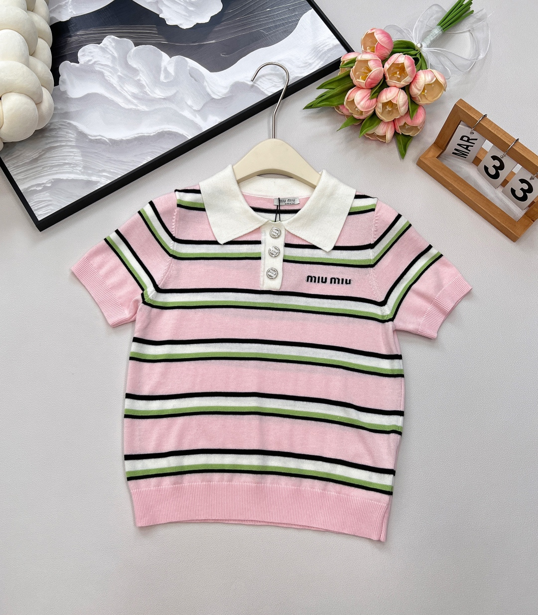 NO:436850,Miumiu's new letter embroidered striped knitted Polo shirt, which directly fills the slack feeling!  Contrasting color stripes + Polo-learn classic academy-style elements, pink and white/rice brown color scheme is fresh and high-end, small buttons on the neckline, sweet and cool atmosphere with one click~ The chest letter embroidery is exquisite small label, simple and not monotonous, low-key to show the brand texture, and it comes with a fashionable filter whenever you match it!  The fabric is delicate and skin-friendly, fits the body but is not tight. The short cut quietly hides the little meat. It wears high-waisted pants/skirts to instantly become 'little leg essence'~ Whether it is daily going out, best friend's afternoon tea, or light workplace occasions, one piece can complete N styles, and it is a perfect summer outfit 'worry-saving king'!  Sisters who want to get sweet, cool and relaxed feeling, just close their eyes and rush to get the job~ Three colors are out of size sml, miumiu, skirts, alexander wang19860909miumiu新款字母刺绣条纹针织Polo衫,直接把松弛感拉满！ 撞色条纹+Polo领经典学院风元素混搭,粉白/米棕配色清新又高级,领口小纽扣点缀,甜酷氛围一键拿捏～ 胸口字母刺绣精致小标,简约不单调,低调彰显品牌质感,随手一搭都自带时髦滤镜！ 面料细腻亲肤,贴合身形却不紧绷,短款剪裁悄悄藏起小肉肉,搭高腰裤/半裙,秒变“人间腿精”～ 不管是日常出街、闺蜜下午茶,还是轻职场场合,一件搞定N种风格,妥妥的夏日穿搭“省心王”！ 想get甜酷松弛感的姐妹,闭眼冲就完事儿～三色出 尺码sml 编,,miumiu,skirts,alexander wang,Women's clothing