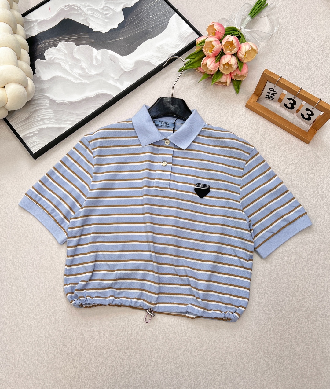 🆕Prada新款翻领条纹短袖Polo衫。定制YB朱地全棉材质 自带孔洞 透气舒适 短款宽松廓形𝑝𝑜𝑙𝑜短