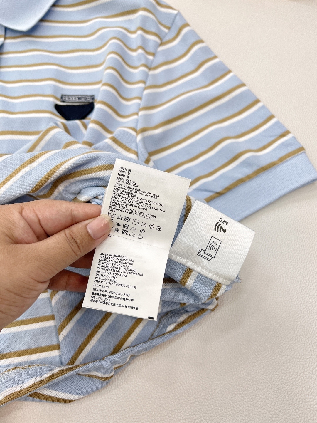 🆕Prada新款翻领条纹短袖Polo衫。定制YB朱地全棉材质 自带孔洞 透气舒适 短款宽松廓形𝑝𝑜𝑙𝑜短