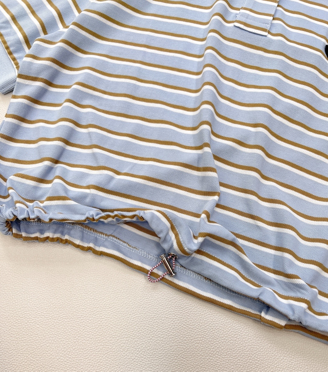 🆕Prada新款翻领条纹短袖Polo衫。定制YB朱地全棉材质 自带孔洞 透气舒适 短款宽松廓形𝑝𝑜𝑙𝑜短