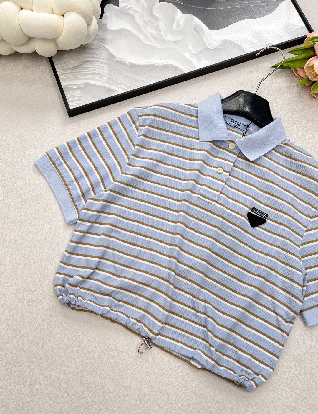 🆕Prada新款翻领条纹短袖Polo衫。定制YB朱地全棉材质 自带孔洞 透气舒适 短款宽松廓形𝑝𝑜𝑙𝑜短
