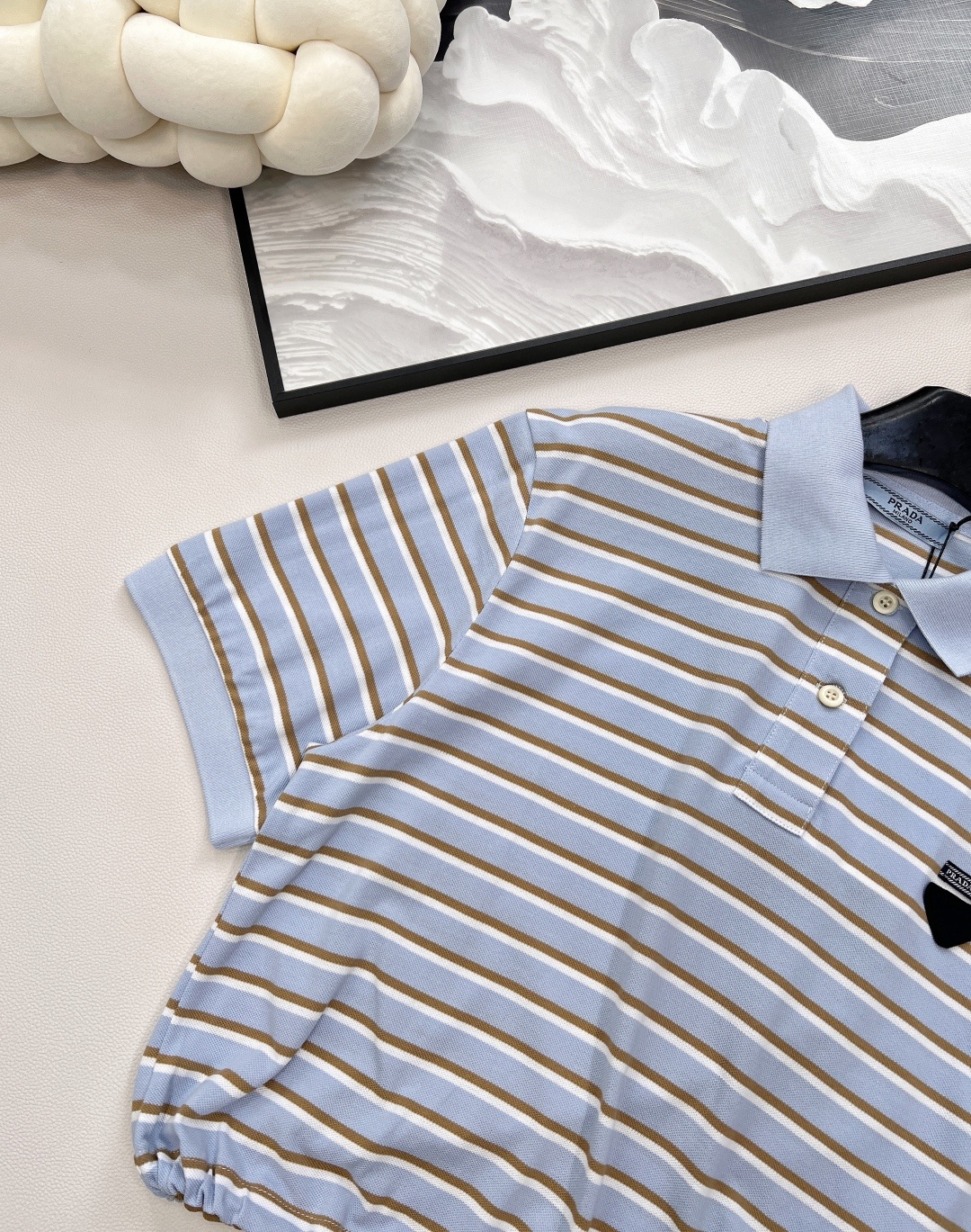 🆕Prada新款翻领条纹短袖Polo衫。定制YB朱地全棉材质 自带孔洞 透气舒适 短款宽松廓形𝑝𝑜𝑙𝑜短