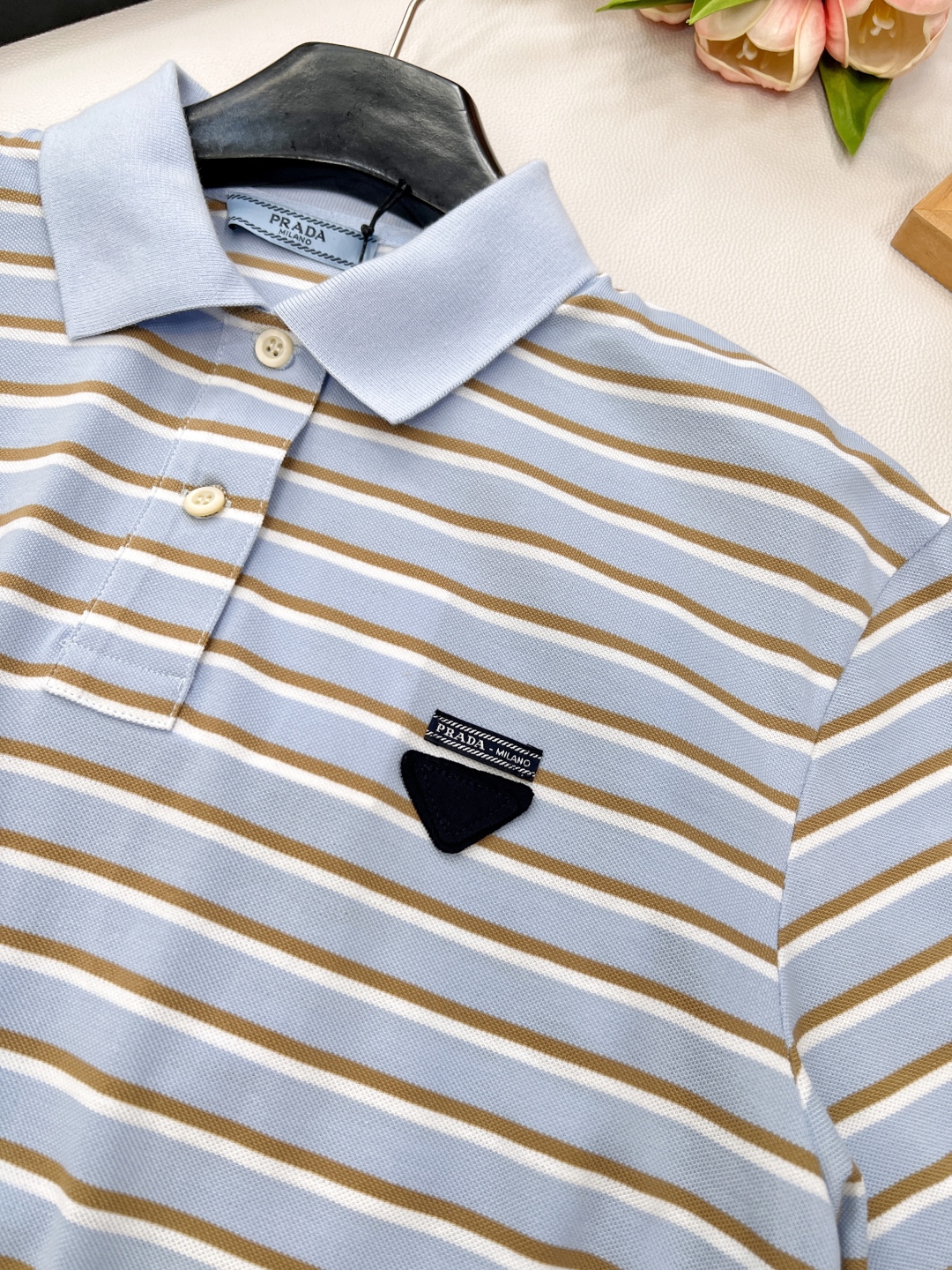 🆕Prada新款翻领条纹短袖Polo衫。定制YB朱地全棉材质 自带孔洞 透气舒适 短款宽松廓形𝑝𝑜𝑙𝑜短