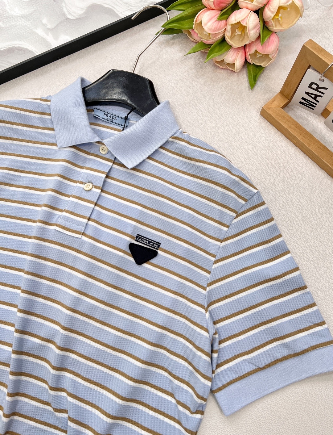 🆕Prada新款翻领条纹短袖Polo衫。定制YB朱地全棉材质 自带孔洞 透气舒适 短款宽松廓形𝑝𝑜𝑙𝑜短