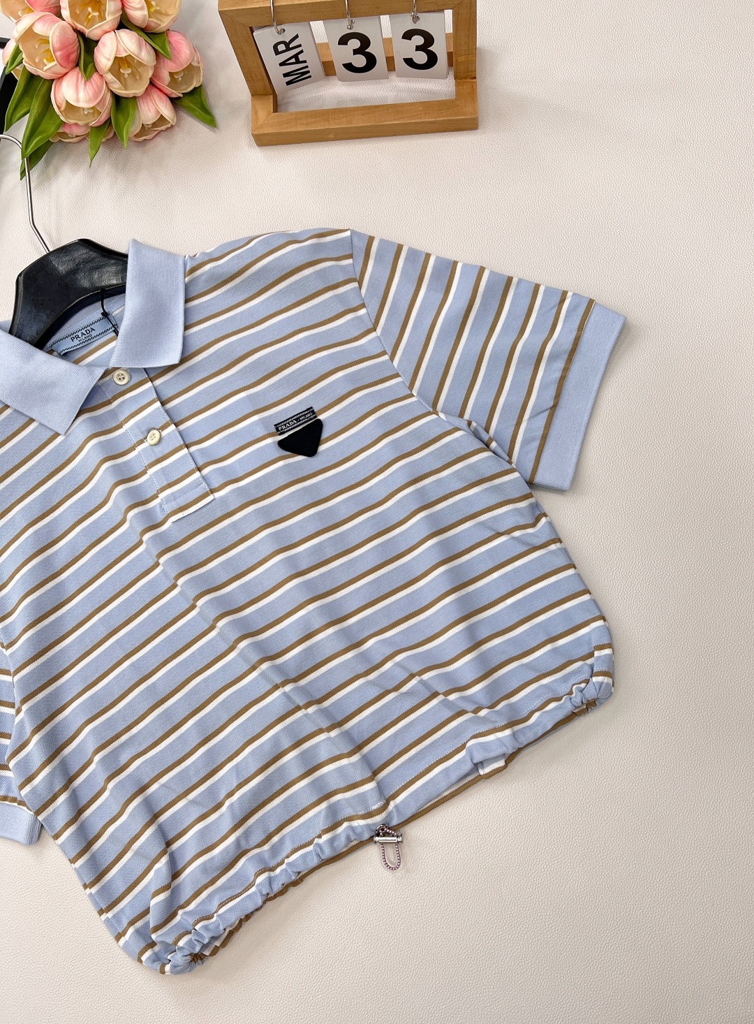 🆕Prada新款翻领条纹短袖Polo衫。定制YB朱地全棉材质 自带孔洞 透气舒适 短款宽松廓形𝑝𝑜𝑙𝑜短