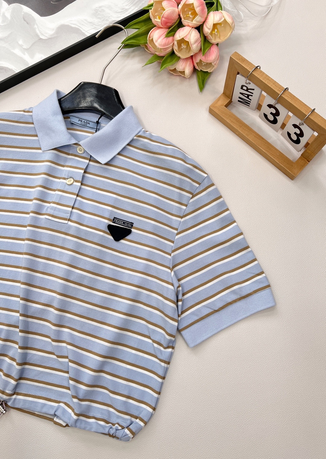 🆕Prada新款翻领条纹短袖Polo衫。定制YB朱地全棉材质 自带孔洞 透气舒适 短款宽松廓形𝑝𝑜𝑙𝑜短