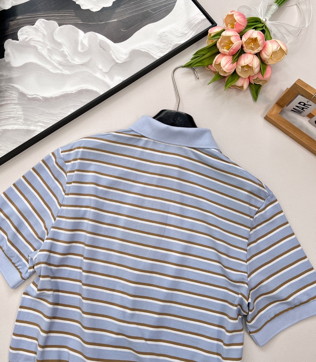 🆕Prada新款翻领条纹短袖Polo衫。定制YB朱地全棉材质 自带孔洞 透气舒适 短款宽松廓形𝑝𝑜𝑙𝑜短