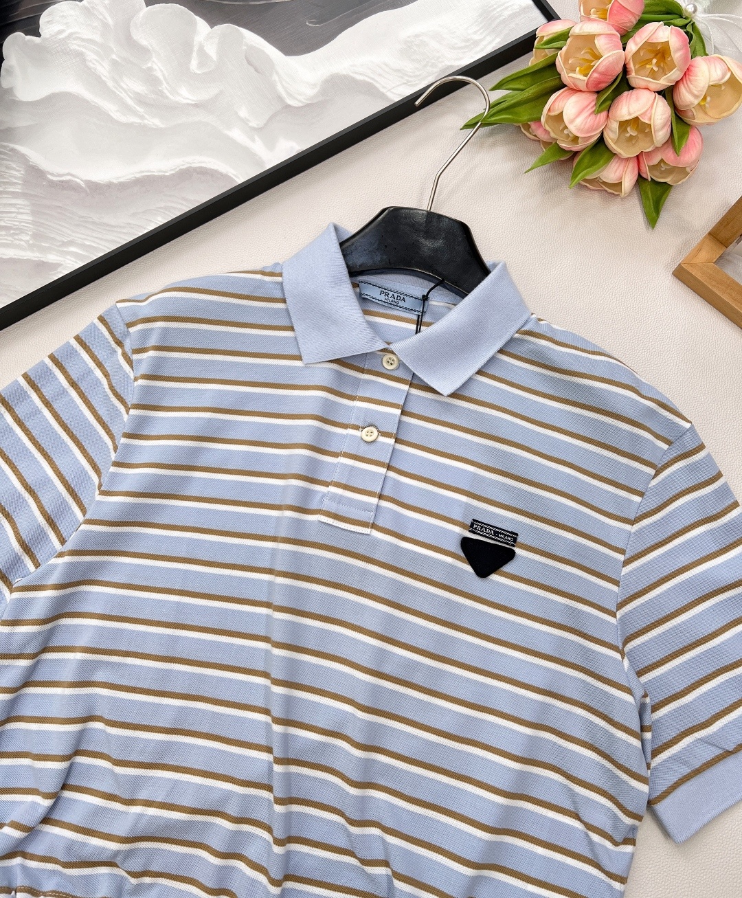 🆕Prada新款翻领条纹短袖Polo衫。定制YB朱地全棉材质 自带孔洞 透气舒适 短款宽松廓形𝑝𝑜𝑙𝑜短