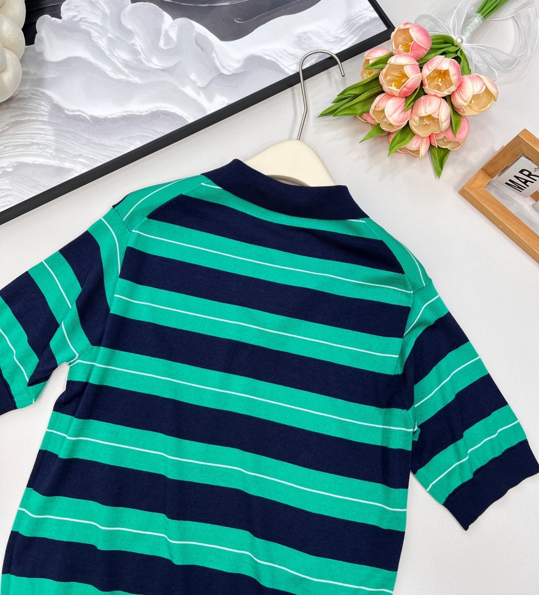 🆕Miumiu新款条纹𝑝𝑜𝑙𝑜针织上衣。定制纱线织造 弹力舒适 质感十足 翻领polo上衣裁剪 上身呈现