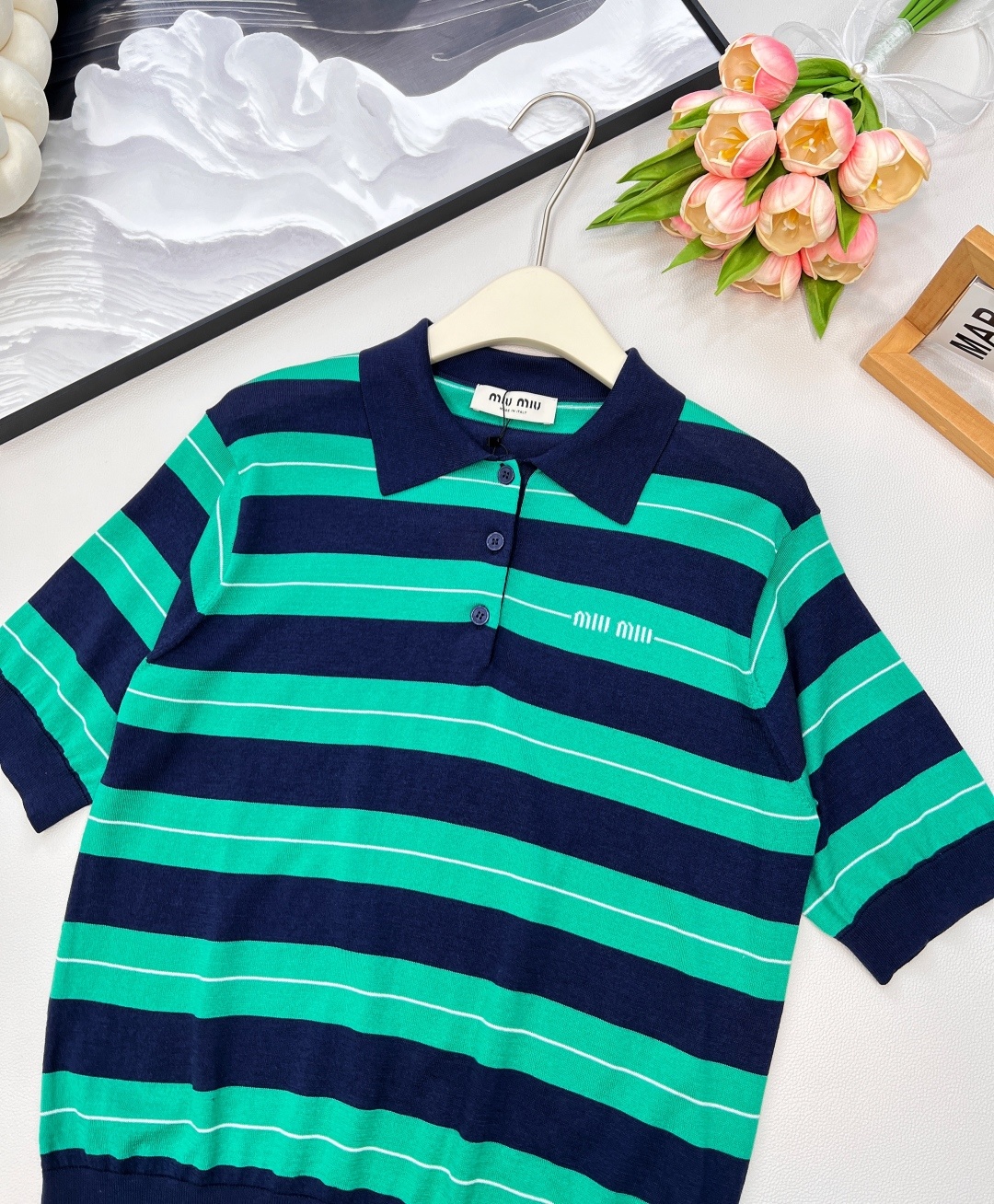 🆕Miumiu新款条纹𝑝𝑜𝑙𝑜针织上衣。定制纱线织造 弹力舒适 质感十足 翻领polo上衣裁剪 上身呈现