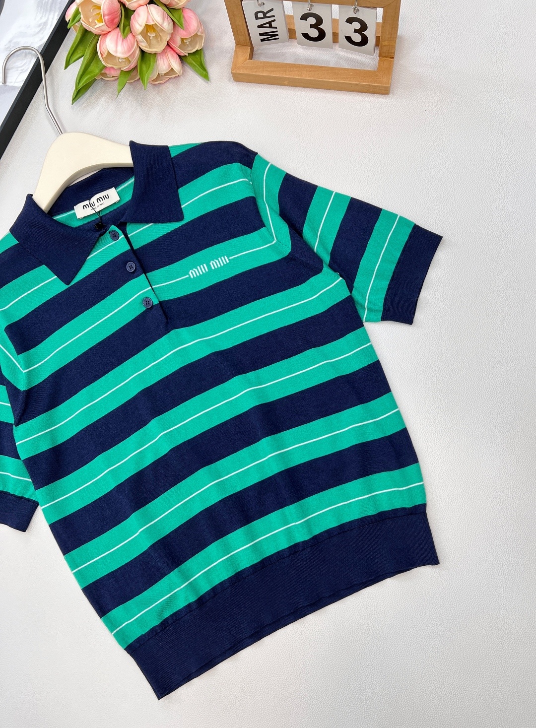 🆕Miumiu新款条纹𝑝𝑜𝑙𝑜针织上衣。定制纱线织造 弹力舒适 质感十足 翻领polo上衣裁剪 上身呈现