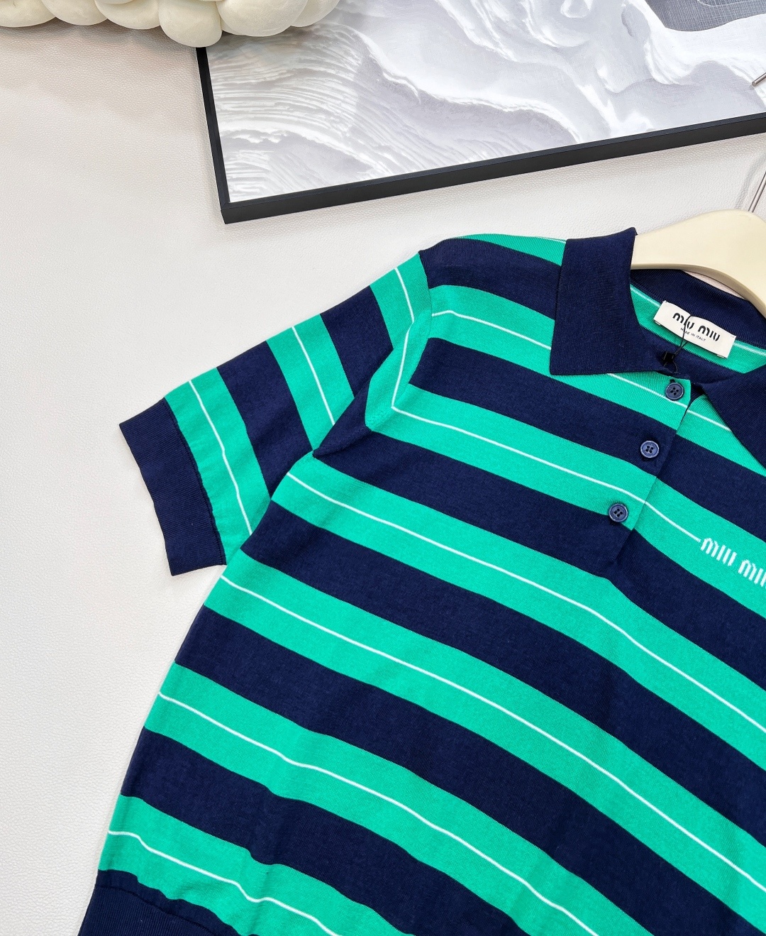 🆕Miumiu新款条纹𝑝𝑜𝑙𝑜针织上衣。定制纱线织造 弹力舒适 质感十足 翻领polo上衣裁剪 上身呈现