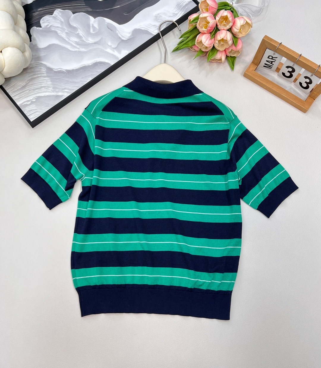 🆕Miumiu新款条纹𝑝𝑜𝑙𝑜针织上衣。定制纱线织造 弹力舒适 质感十足 翻领polo上衣裁剪 上身呈现