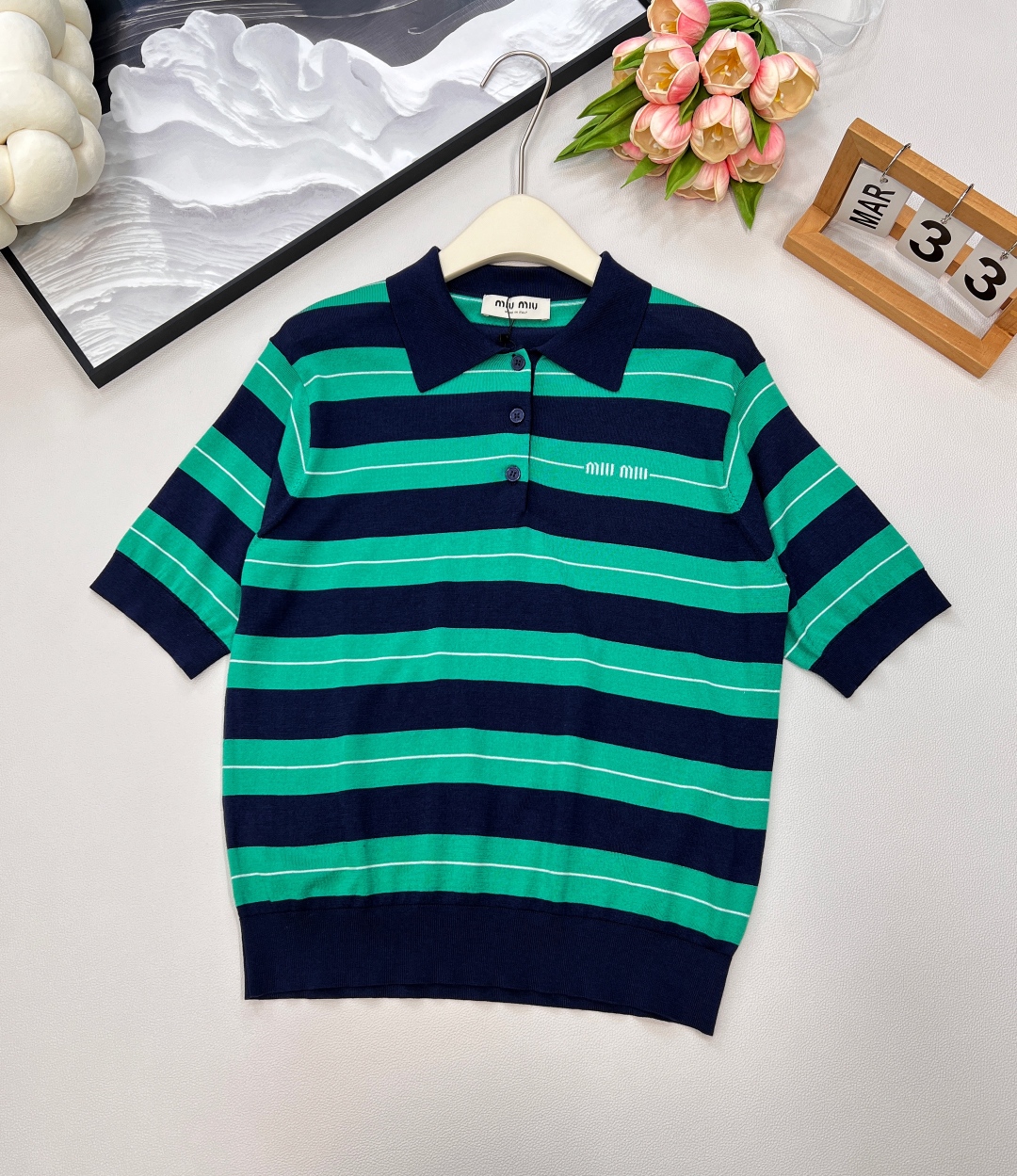 🆕Miumiu新款条纹𝑝𝑜𝑙𝑜针织上衣。定制纱线织造 弹力舒适 质感十足 翻领polo上衣裁剪 上身呈现