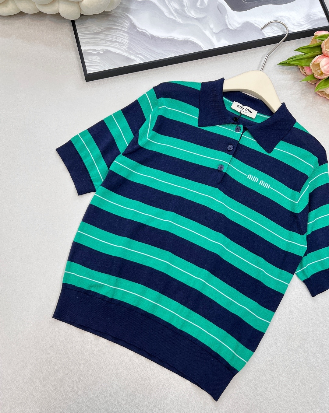 🆕Miumiu新款条纹𝑝𝑜𝑙𝑜针织上衣。定制纱线织造 弹力舒适 质感十足 翻领polo上衣裁剪 上身呈现