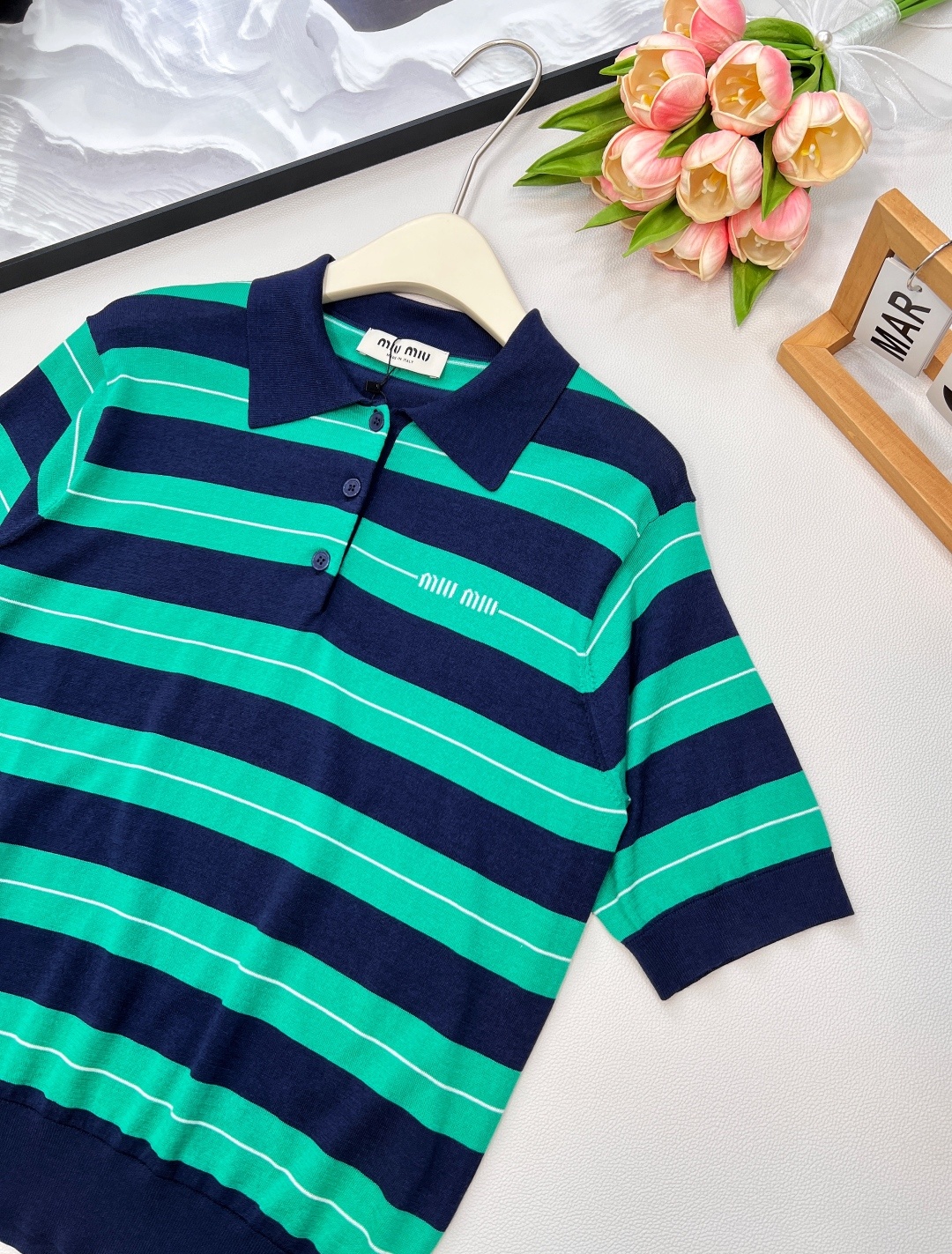 🆕Miumiu新款条纹𝑝𝑜𝑙𝑜针织上衣。定制纱线织造 弹力舒适 质感十足 翻领polo上衣裁剪 上身呈现