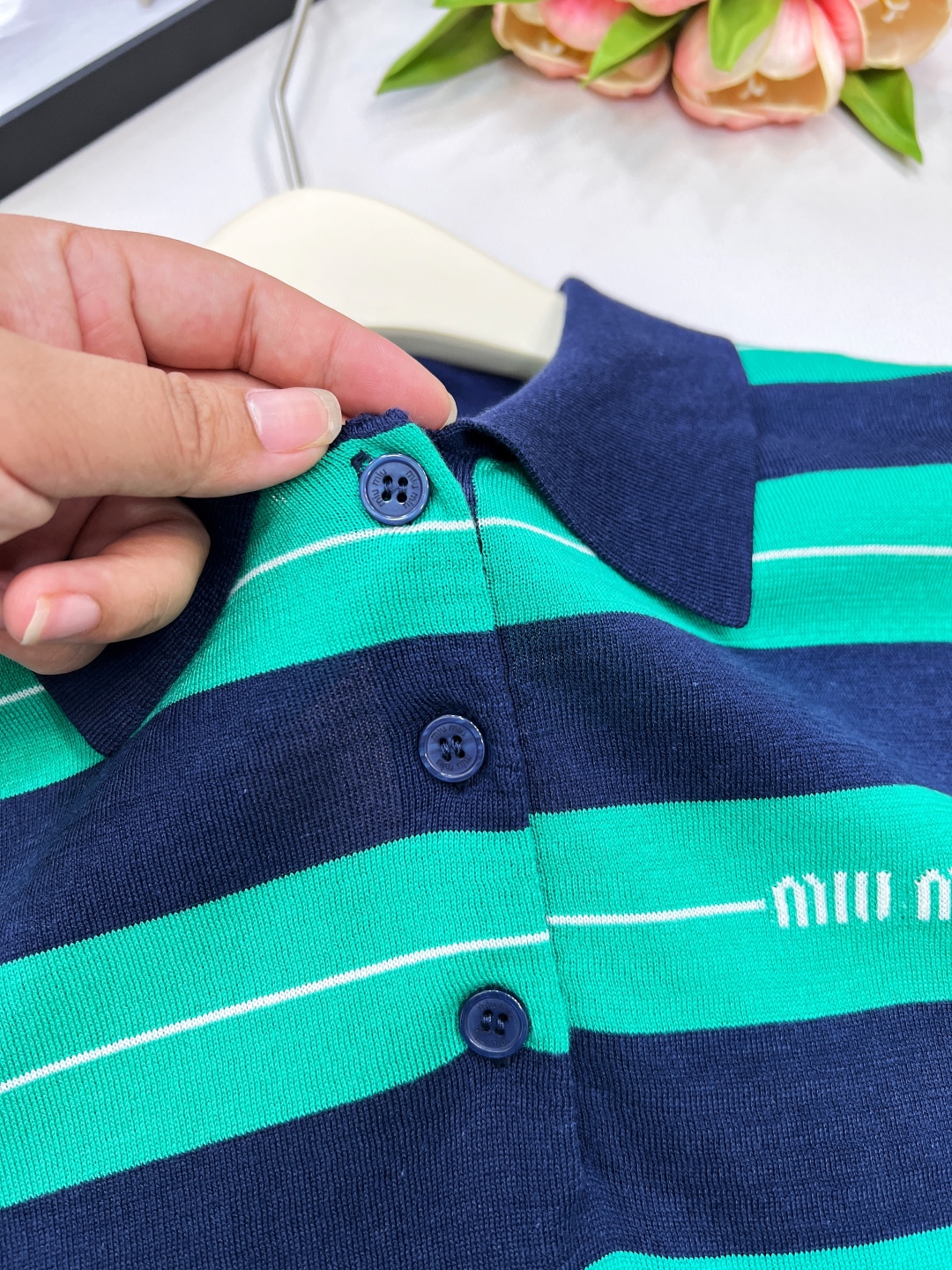 🆕Miumiu新款条纹𝑝𝑜𝑙𝑜针织上衣。定制纱线织造 弹力舒适 质感十足 翻领polo上衣裁剪 上身呈现