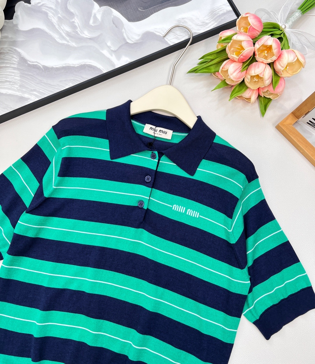 🆕Miumiu新款条纹𝑝𝑜𝑙𝑜针织上衣。定制纱线织造 弹力舒适 质感十足 翻领polo上衣裁剪 上身呈现