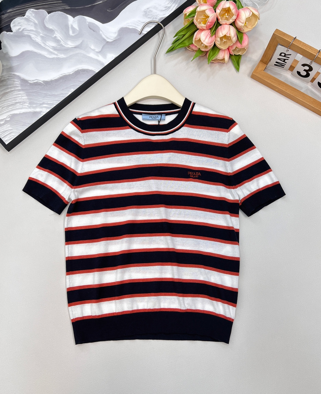 NO:436864,Prada25Ss spring and summer new age-reducing and fresh contrasting striped short-sleeved knitted top丨Exclusive high-end production!  Classic, versatile, age-reducing and fashionable!  Swiss machine 18-pin process fixed dyeing pure cotton yarn fabric is delicate and comfortable!  Positioning embroidered letters, college-style girl outfit, slim fit style is not picky about people, and looks slim with big body!  Complete three standards, large-scale products, size sml, prada, T-shirt, alexander wang19860909Prada25Ss春夏新款减龄清新的撞色条纹短袖针织上衣丨独家高版出品！经典百搭减龄又时髦！瑞士机18针工艺定染纯棉纱面料细腻舒适！定位刺绣字母,学院风少女穿搭 修身版型不挑人上身巨显瘦！三标齐全,大货出 尺码sml 编,,prada,T-shirt,alexander wang,Women's clothing