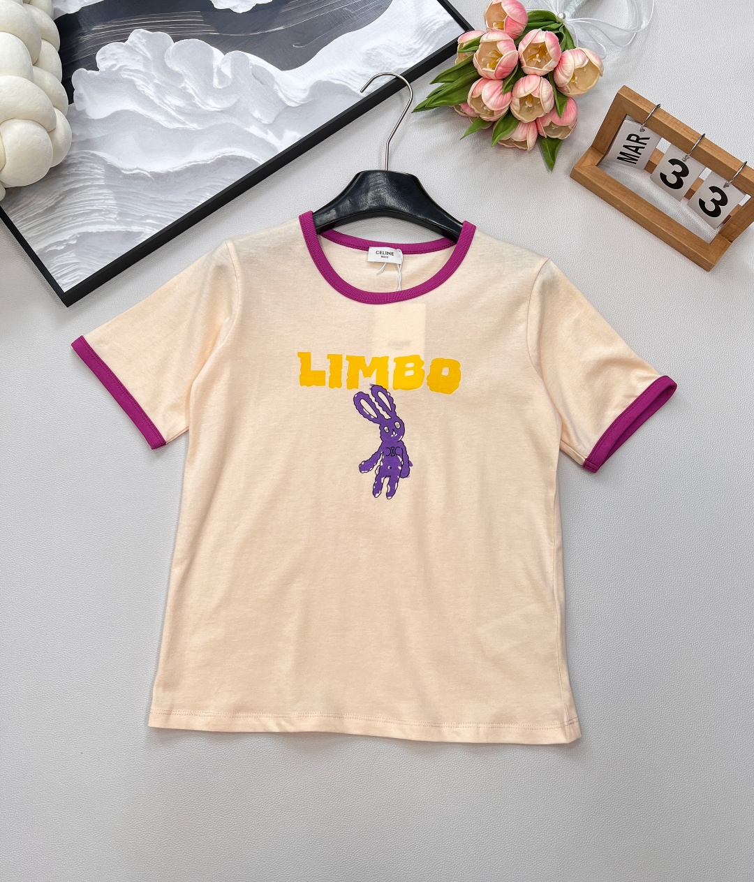 NO:436868,CELINE children's fun printed color-blocking short-sleeved T-shirt, classic white base, pink and purple contrasting collar cuffs, fashionable and playful~ The dazzling 'LIMBO' letters + cartoon rabbit print, full of children's fun. It uses classic 26-prong cotton single-sided plain fabric. The cotton is soft and comfortable, light and breathable. Customized contrasting collar edging technology. Temperate girlish style. Age-reducing and fashionable item!  Simple and high-recognition, retro, fashionable and versatile, contrasting colors are very good, and look particularly high-end and white. Wearing them to reduce age, girlishly, simple letter logo T-shirt, contrasting colors, round neckline, lively and cute, and they are also very versatile when worn alone or in-house!  Children's fun series | Unlimited youth makes you stand out among the crowd. Two colors are excellent. Size sml, celine, T-shirt,tees, t-shirt,alexander wang19860909CELINE 童趣印花拼色短袖T恤 经典白调打底,粉紫撞色领口袖口,时髦又俏皮~ 亮眼“LIMBO”字母 + 卡通小兔印花,童趣满格. 采用经典的26支全棉单面平纹面料 棉质柔软舒适且轻薄透气 定制撞色包边工艺 气质少女风 减龄又时髦单品！ 简约高辨识度 复古时髦又百搭 撞色很好看 显得特别高级显白 穿上减龄少女感 简洁的字母logoT恤 撞色圆领尽显活泼可爱 单穿或者内搭也都特百搭！ 童趣系列 ｜无限青春 让你在人群中脱颖而出.两色出 尺码sml 编,,celine,T-shirt,tees，t-shirt,alexander wang,Women's clothing