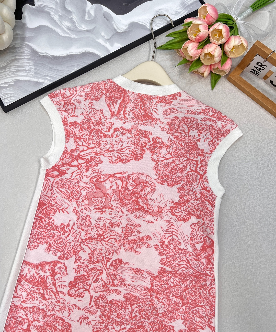 🆕Dior2024新款半开襟针织提花背心裙。定制YB进口纱线织造 质感舒适 分量十足 背心裙版型 通体包