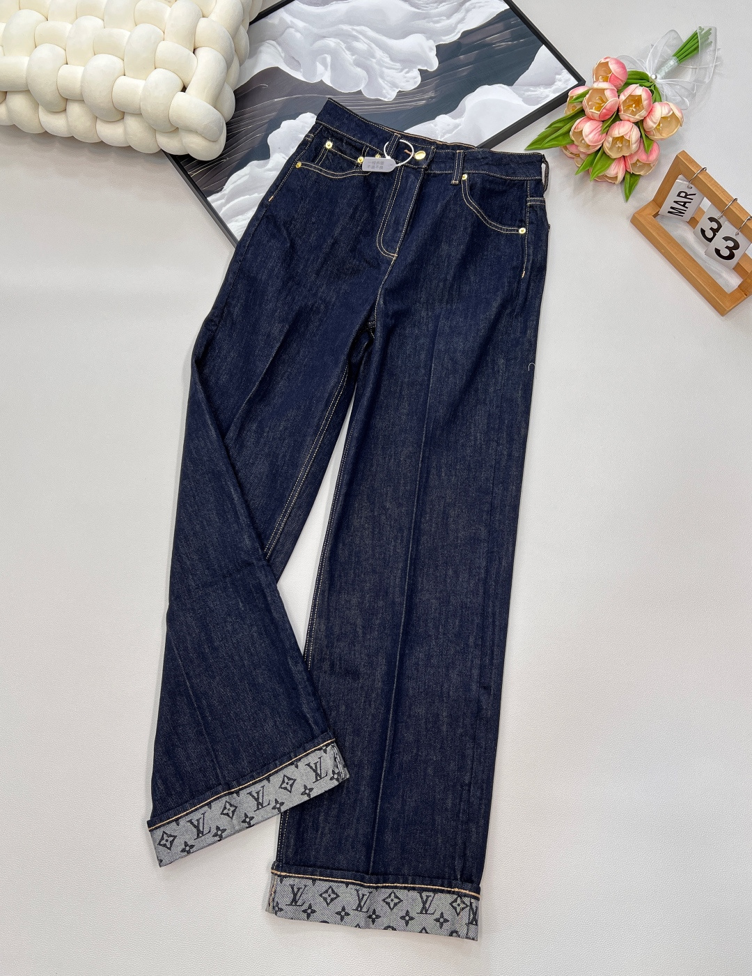 NO:735769,New presbyopia print rolled hem denim trousers, customized YB twill cotton denim material, multiple washes, showing a crisp texture, all-over retro dark blue, curled edge shape, classic and durable, four-leaf clover letter logo pattern exposed on the trouser legs, highlighting the brand style, creating a casual high-street style, full of personality and creativity, full of high-end design on the upper body, looks stylish in any combination, can be matched in any season, customized fabrics, look for the version, complete three standards, large quantities, size smlXL  coding,,19860909新款老花字花印花卷边牛仔长裤,定制YB斜纹棉牛仔材质 多重水洗 呈现出挺括质感 通体复古深蓝色 卷边造型 经典耐看 裤腿露出四叶草字母徽标图案 凸显品牌格调 打造休闲高街风格 充满个性和创意 上身高级设计感拉满 随便搭配都出彩时髦 四季皆可 定制面辅料 认准版本 ,三标齐全,大货出 尺码smlXL 编码,,,Women's clothing