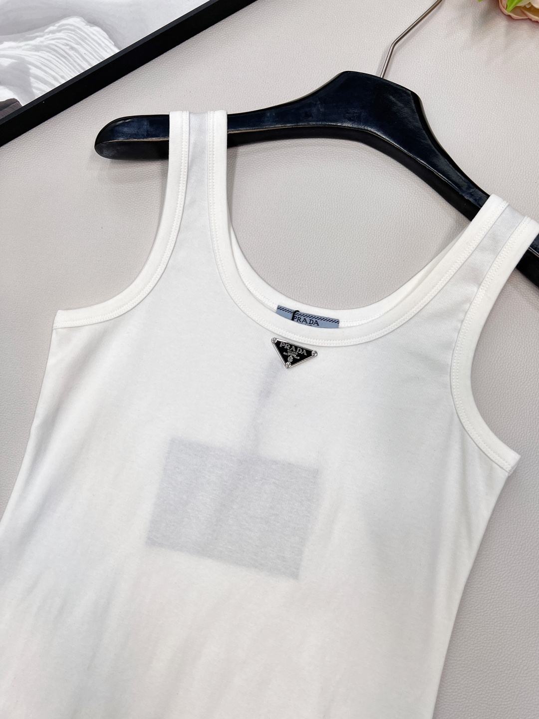 🆕 PRADA 新款经典三角徽标背心连衣裙气质单品 这个连衣裙太好看了吧，夏季穿搭中的修身连衣裙，可以展